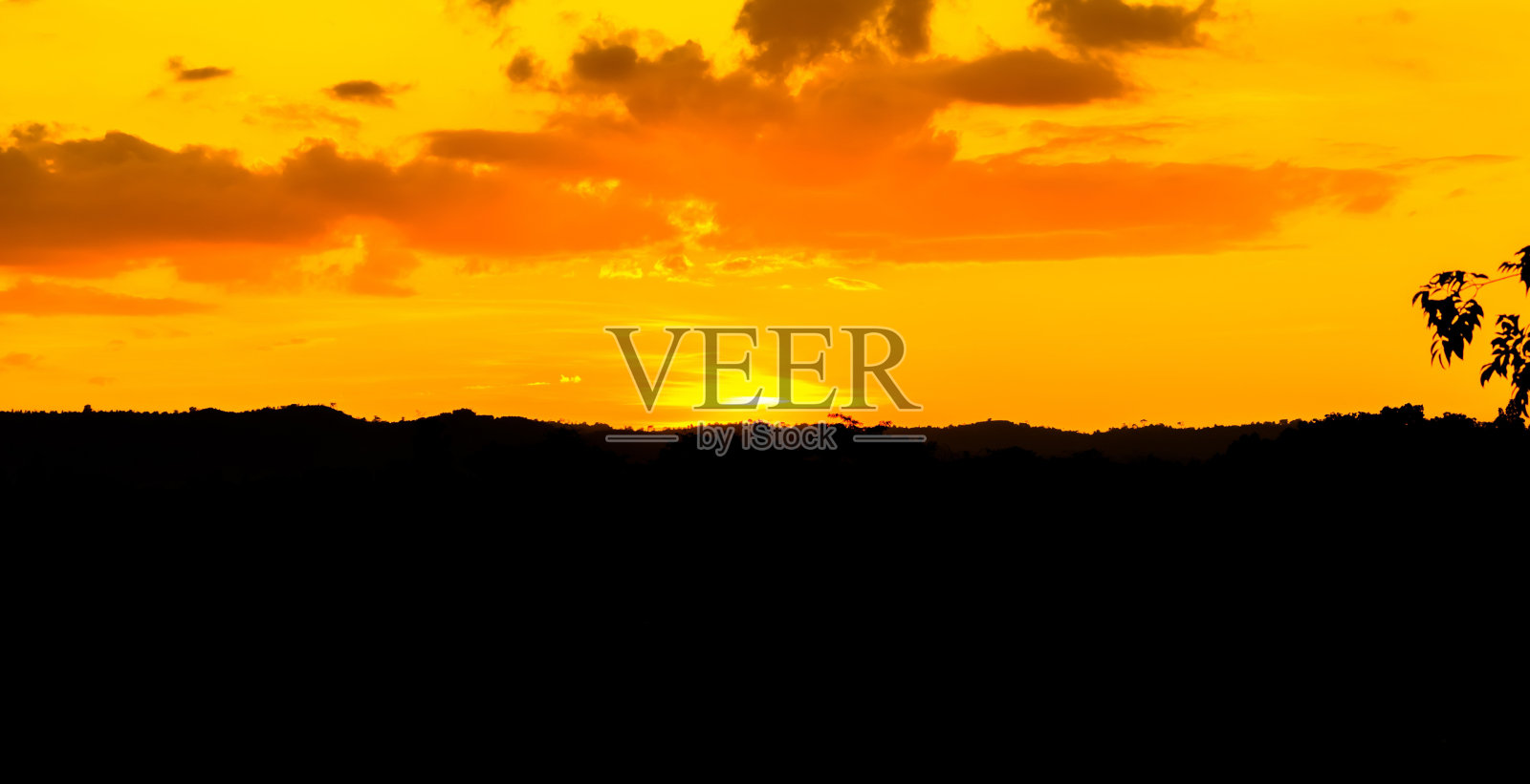 美丽的夕阳在山后。照片摄影图片