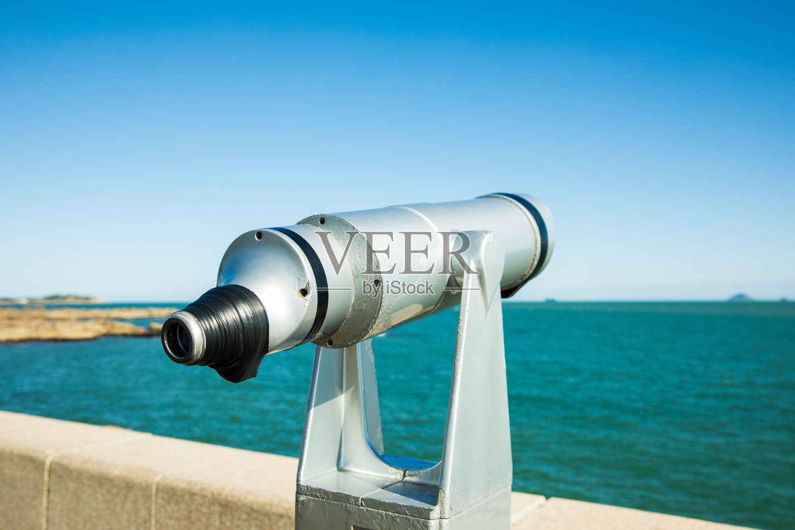 望远镜可以俯瞰大海照片摄影图片