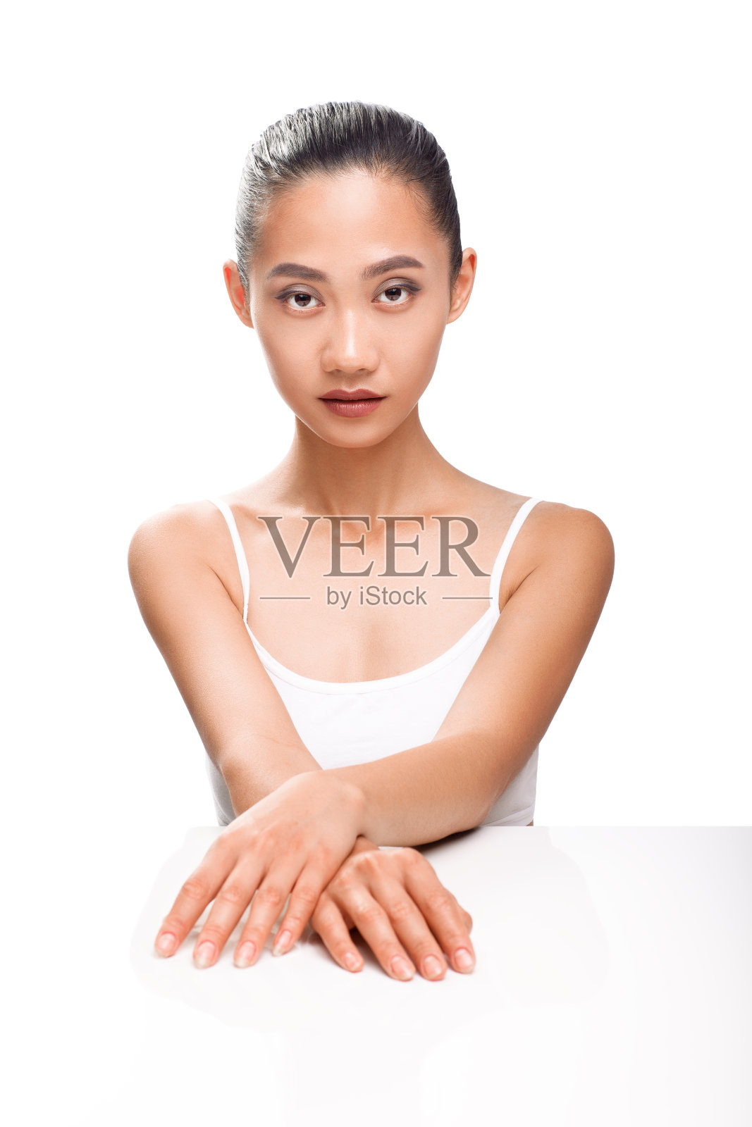 迷人的年轻亚洲女人看着镜头照片摄影图片