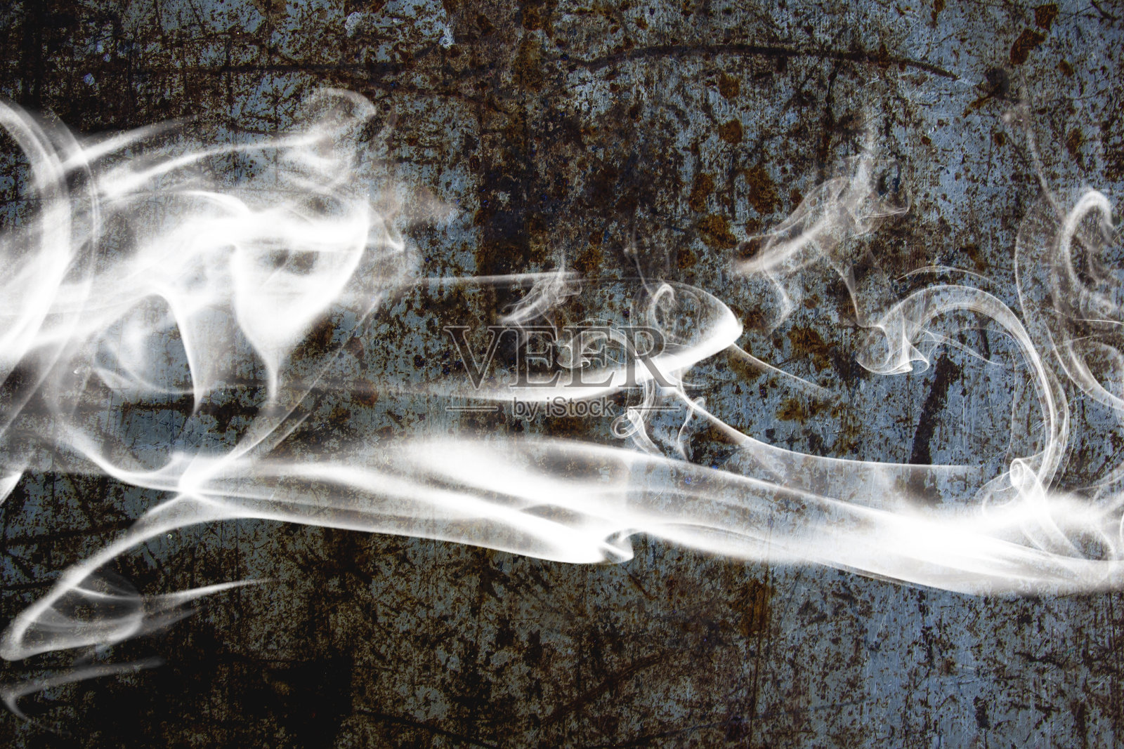 白烟与钢墙。照片摄影图片