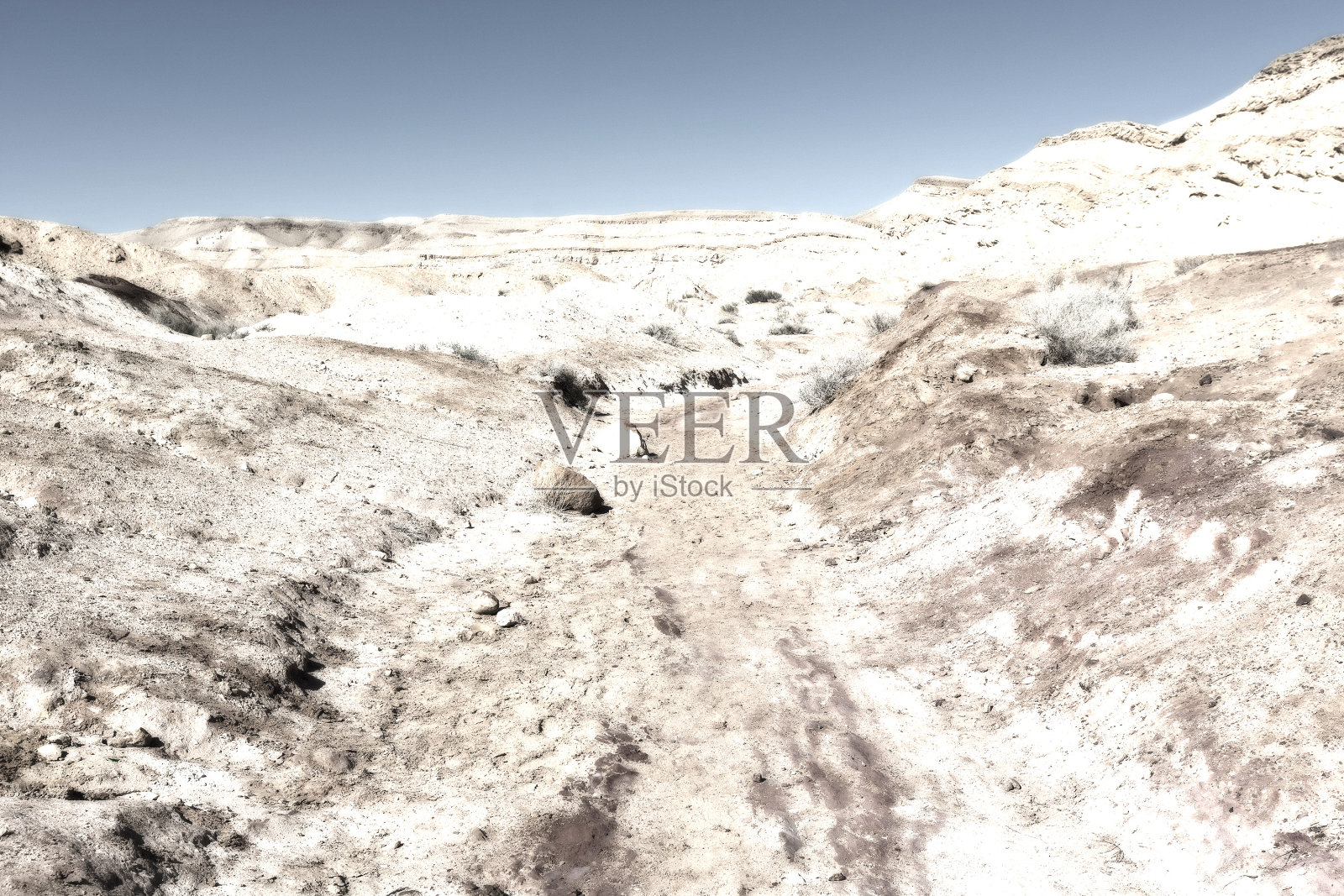 尘土飞扬的山脉和深坑。照片摄影图片