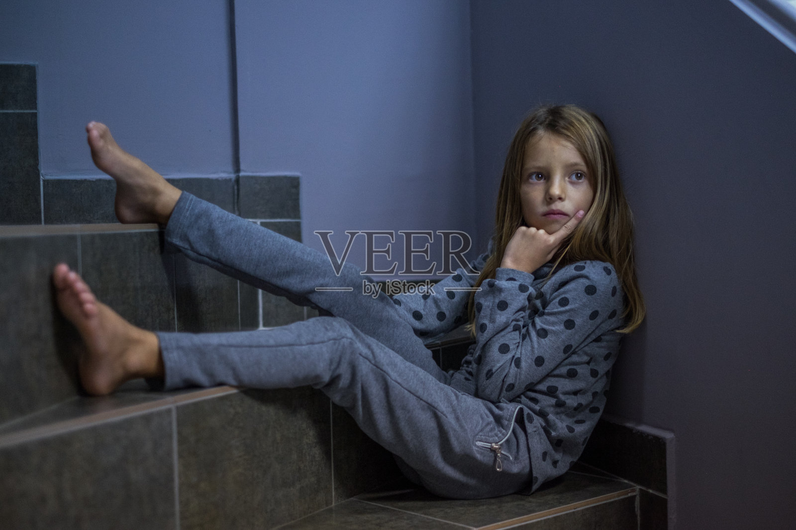 孤独的小女孩在台阶上思考照片摄影图片