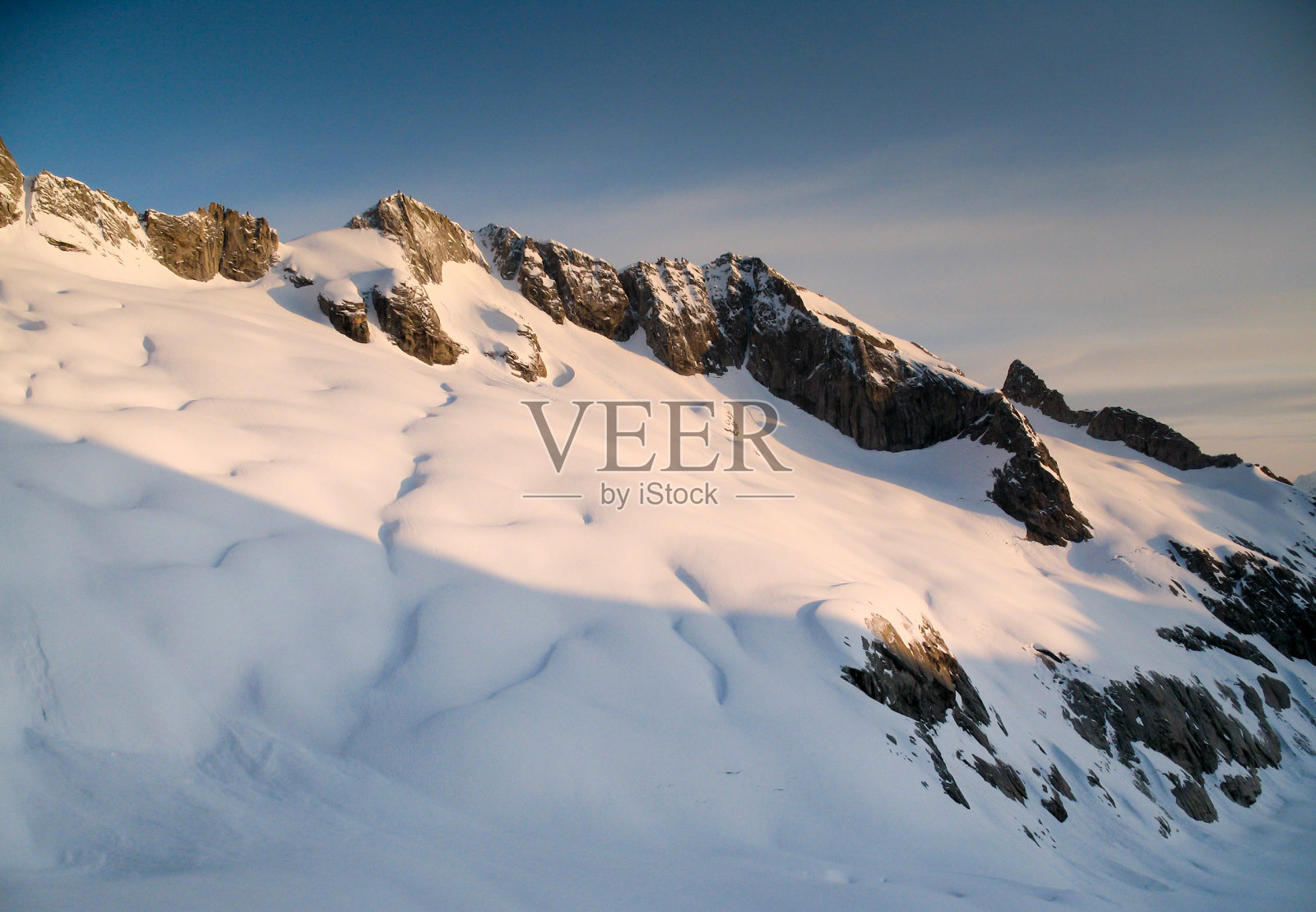 瑞士布雷加利亚附近的山区照片摄影图片