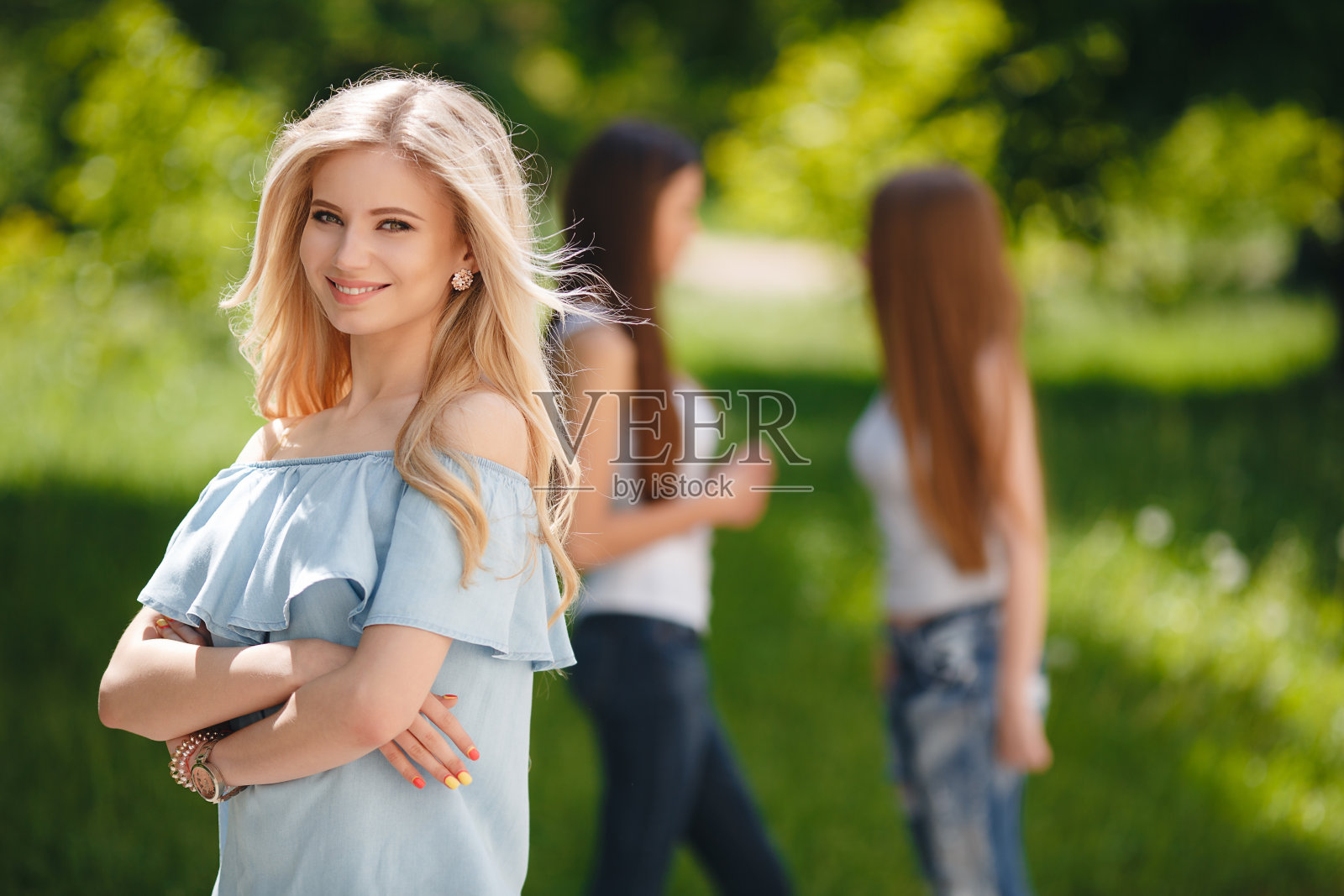 美丽的年轻女子享受大自然户外。照片摄影图片