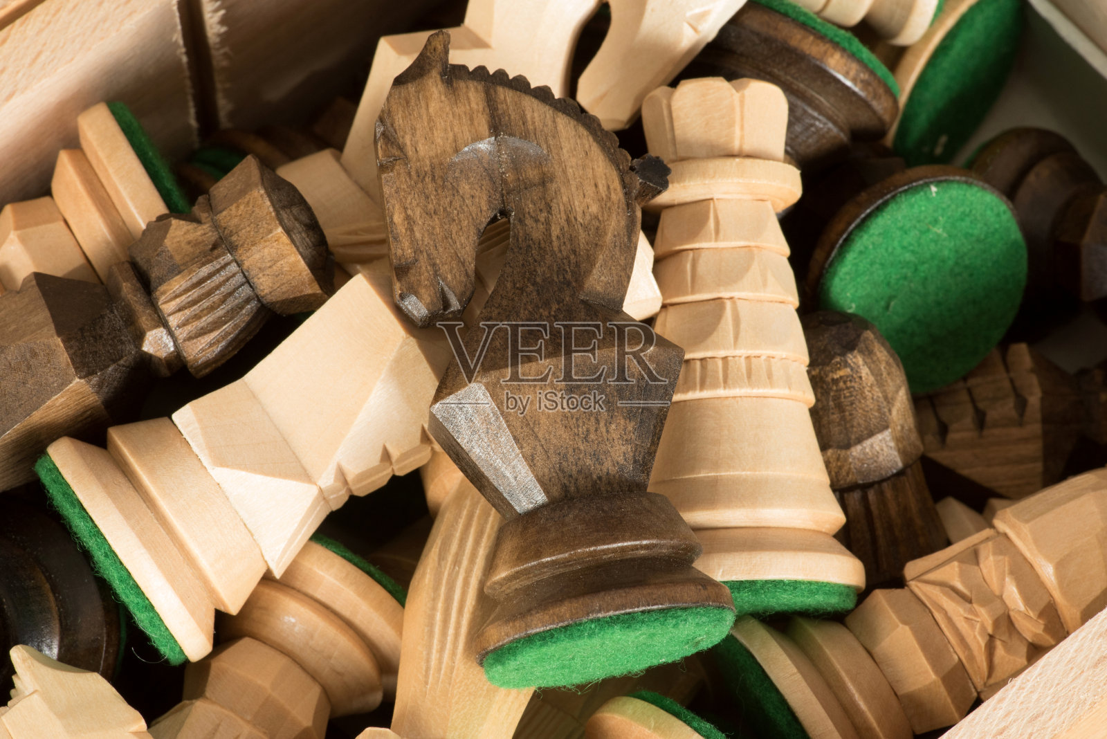 盒子里的棋子照片摄影图片