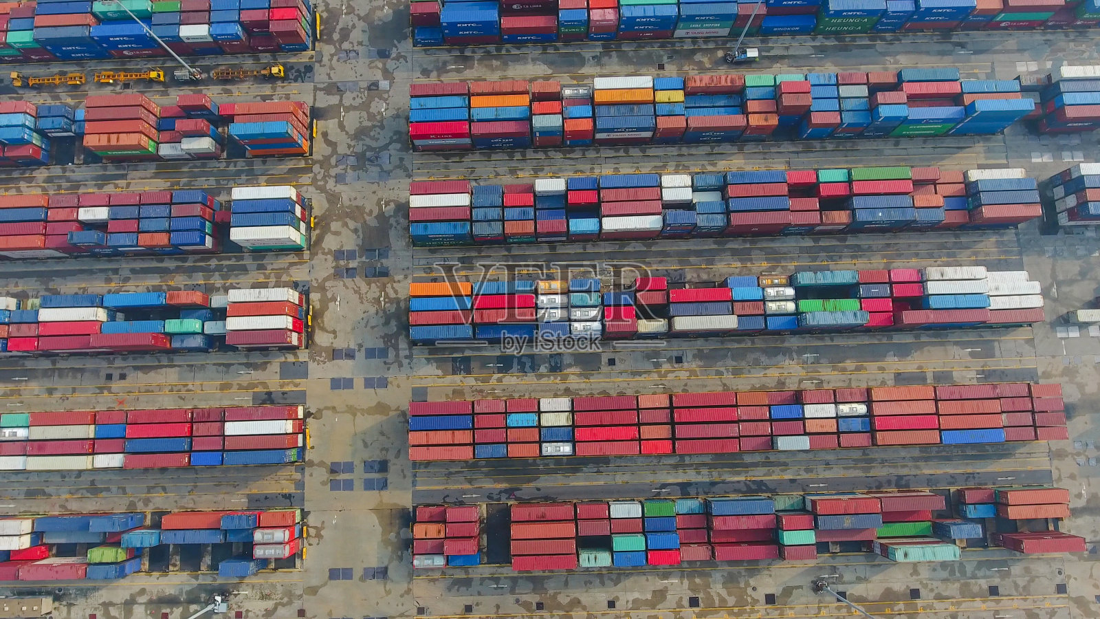 在船厂使用起重机的集装箱货船照片摄影图片