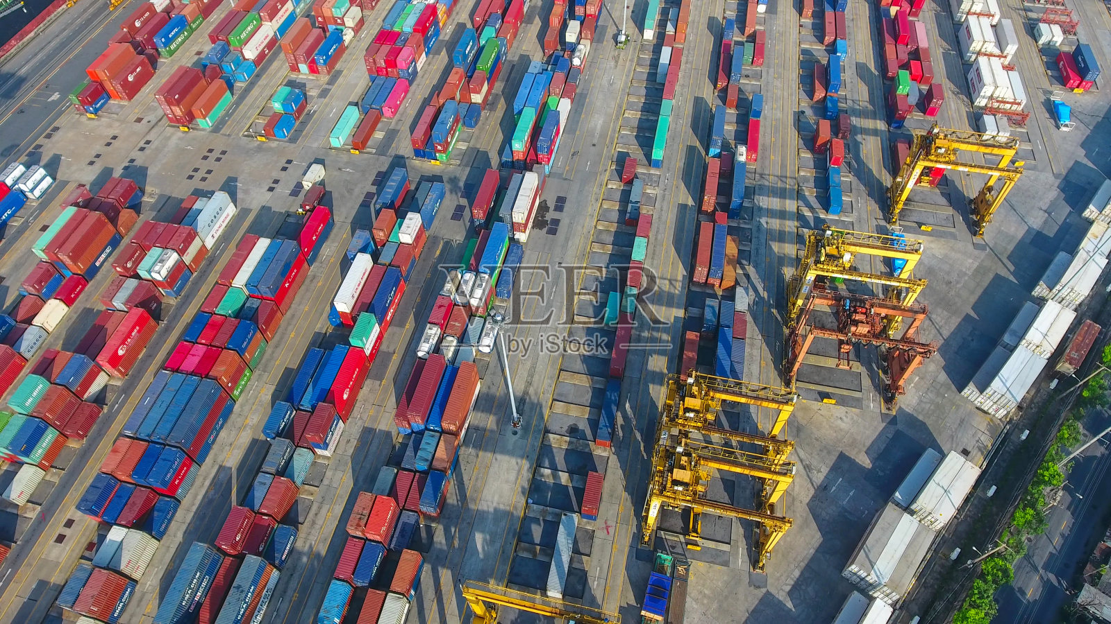 吊车鸟瞰图集装箱港口，俯视图照片摄影图片