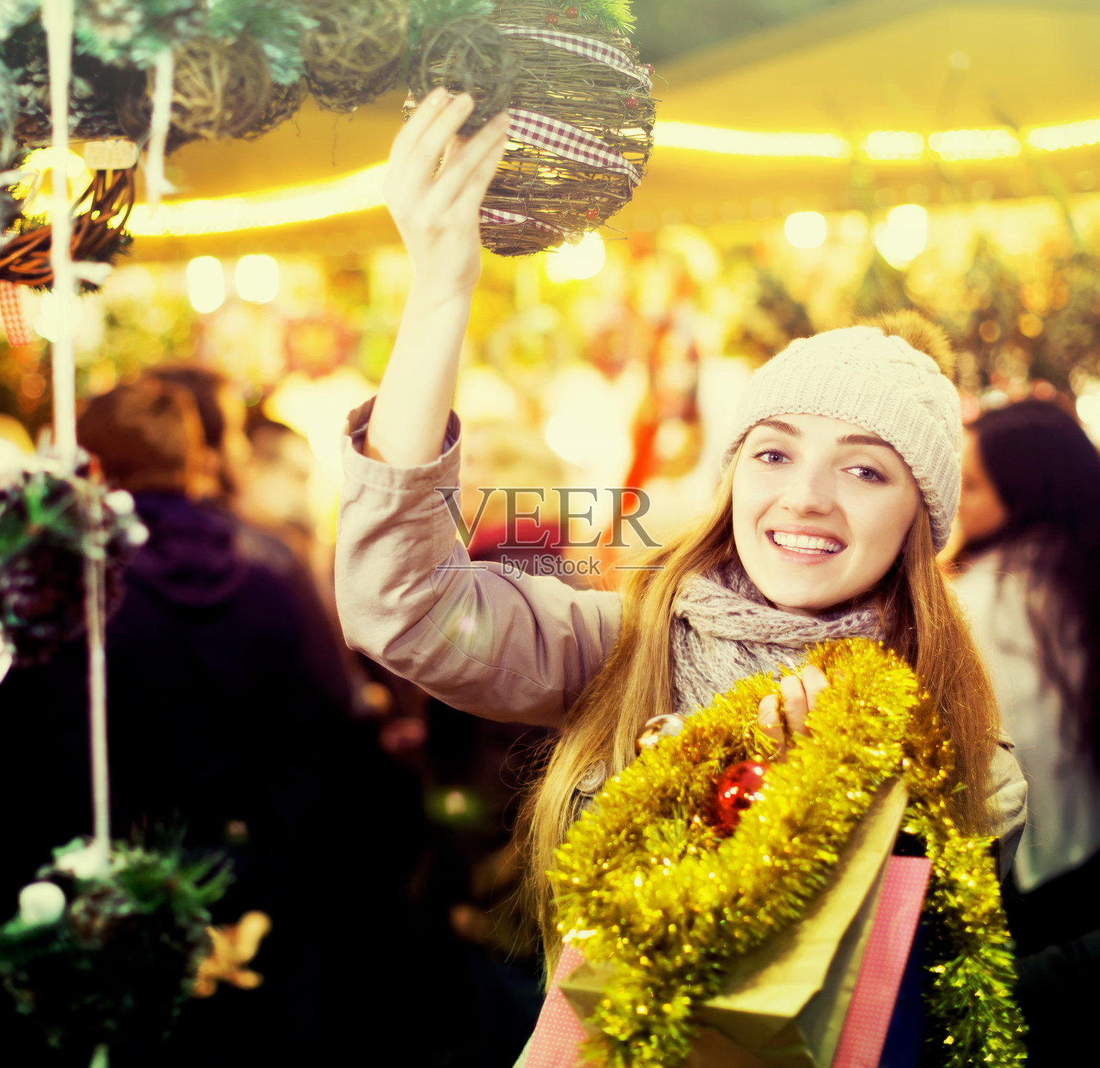 圣诞市场上的女孩照片摄影图片