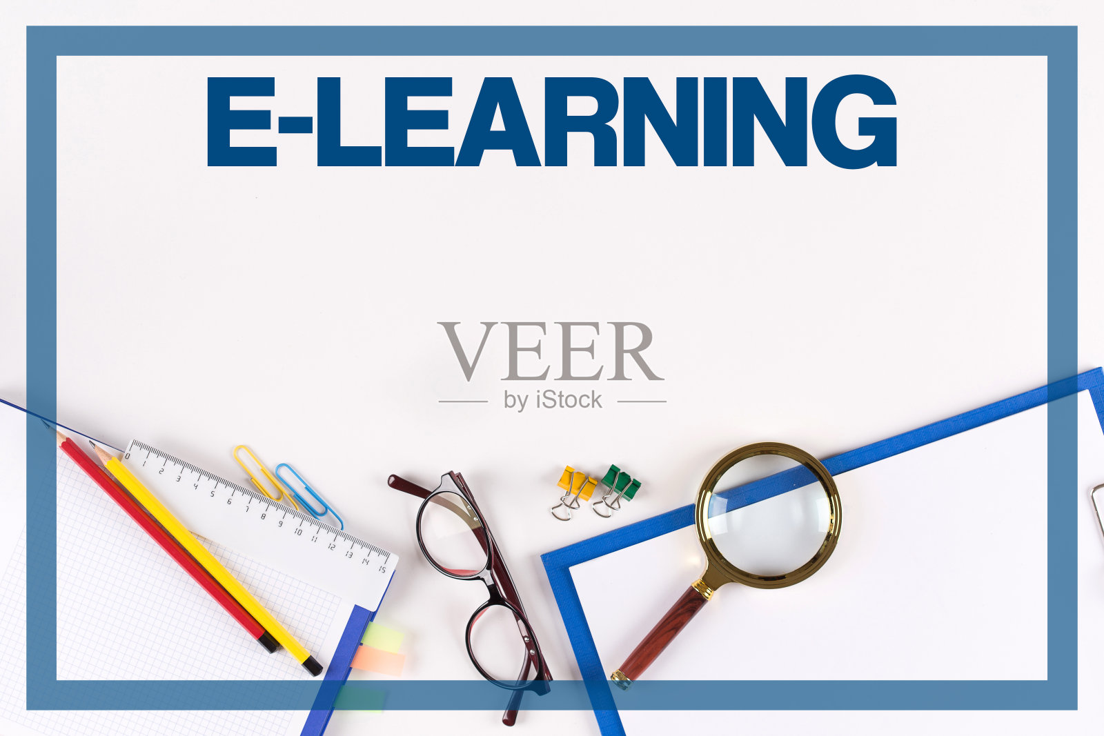 高角度的各种办公用品的书桌上有一个词E-LEARNING照片摄影图片