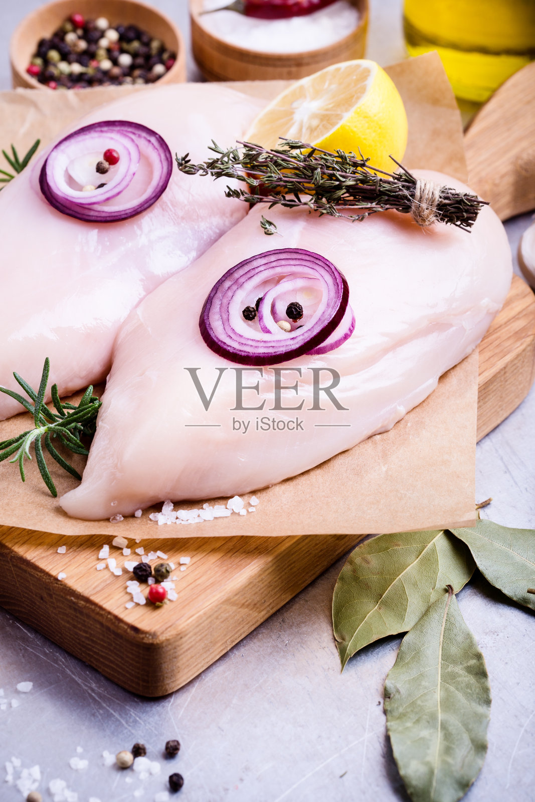 有机生鸡胸肉照片摄影图片