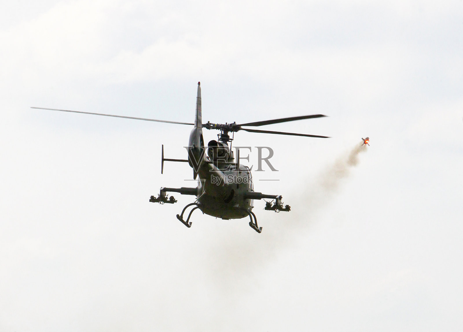 直升机发射火箭照片摄影图片