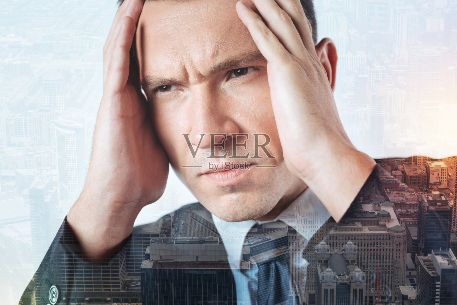 体贴敬业的商人看起来很严格照片摄影图片