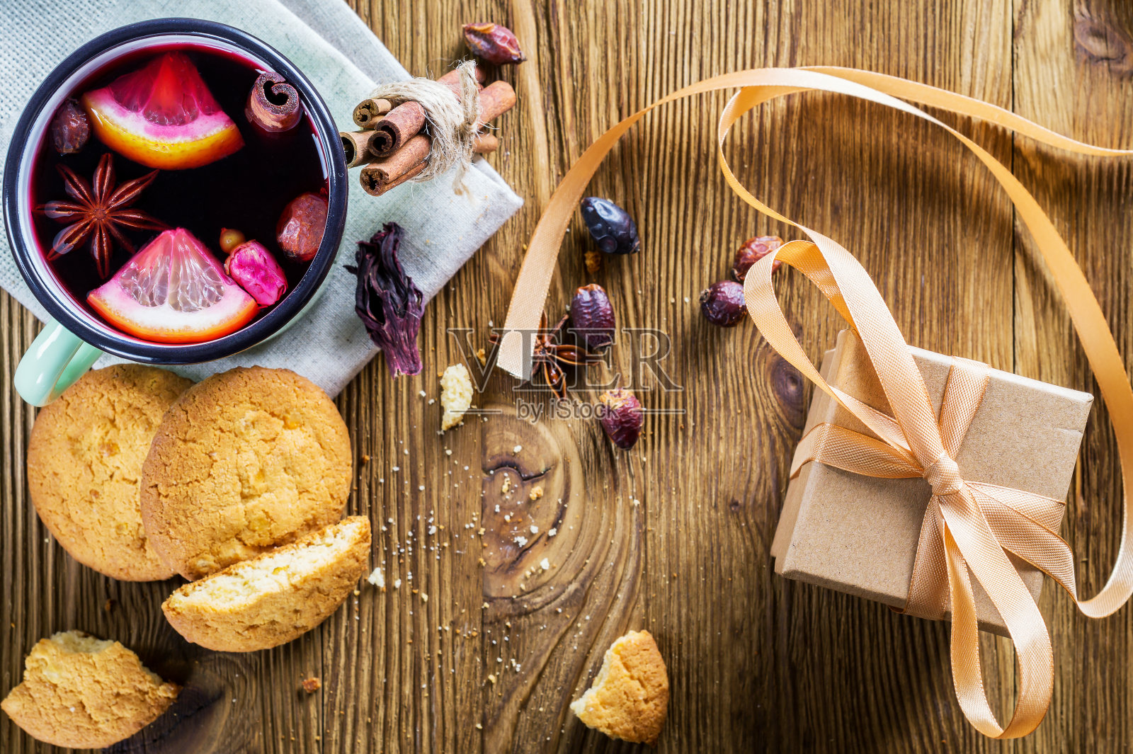 圣诞礼品盒，桌上放着肉桂茶。照片摄影图片