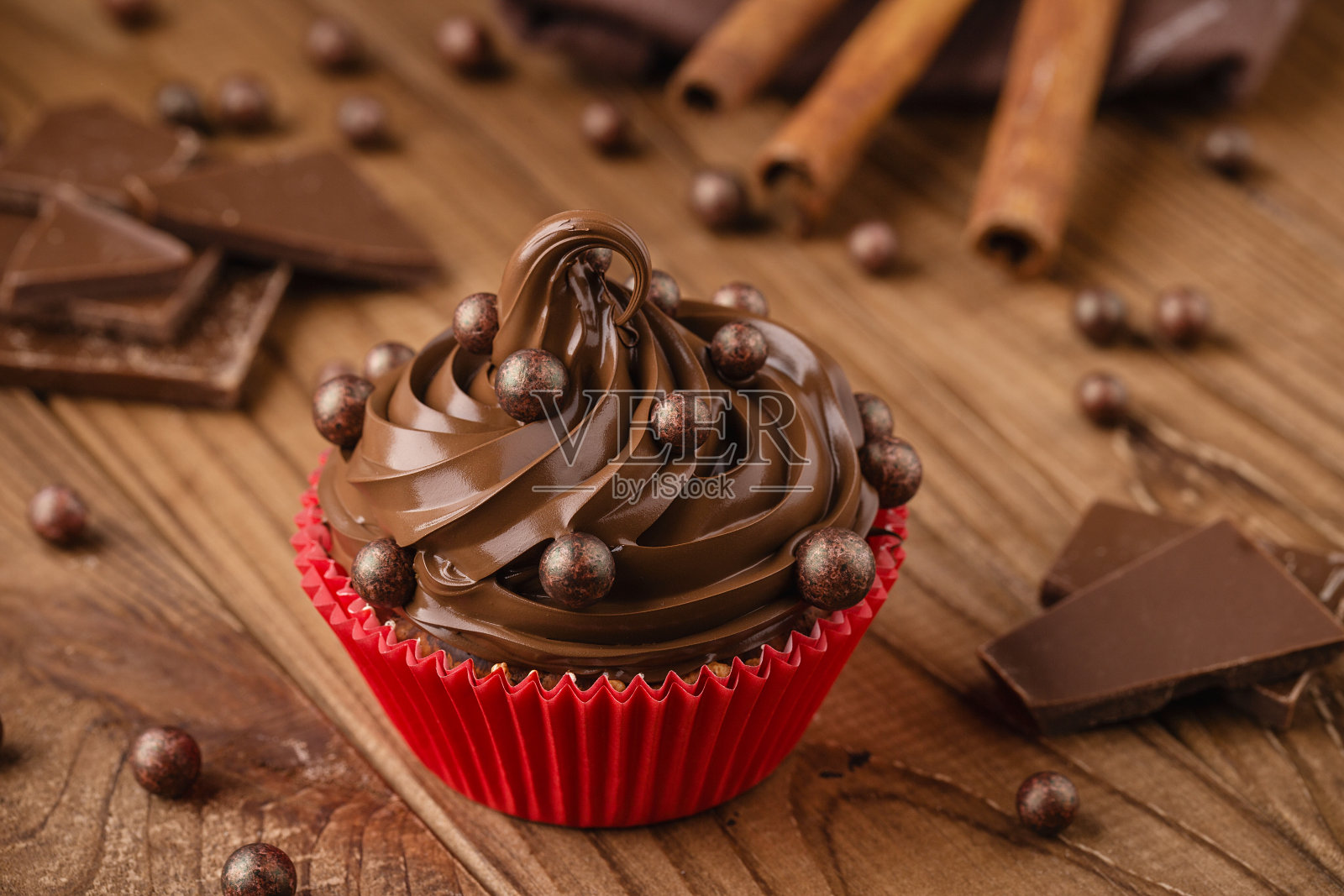 自制巧克力小蛋糕，红色杯子里有巧克力片照片摄影图片