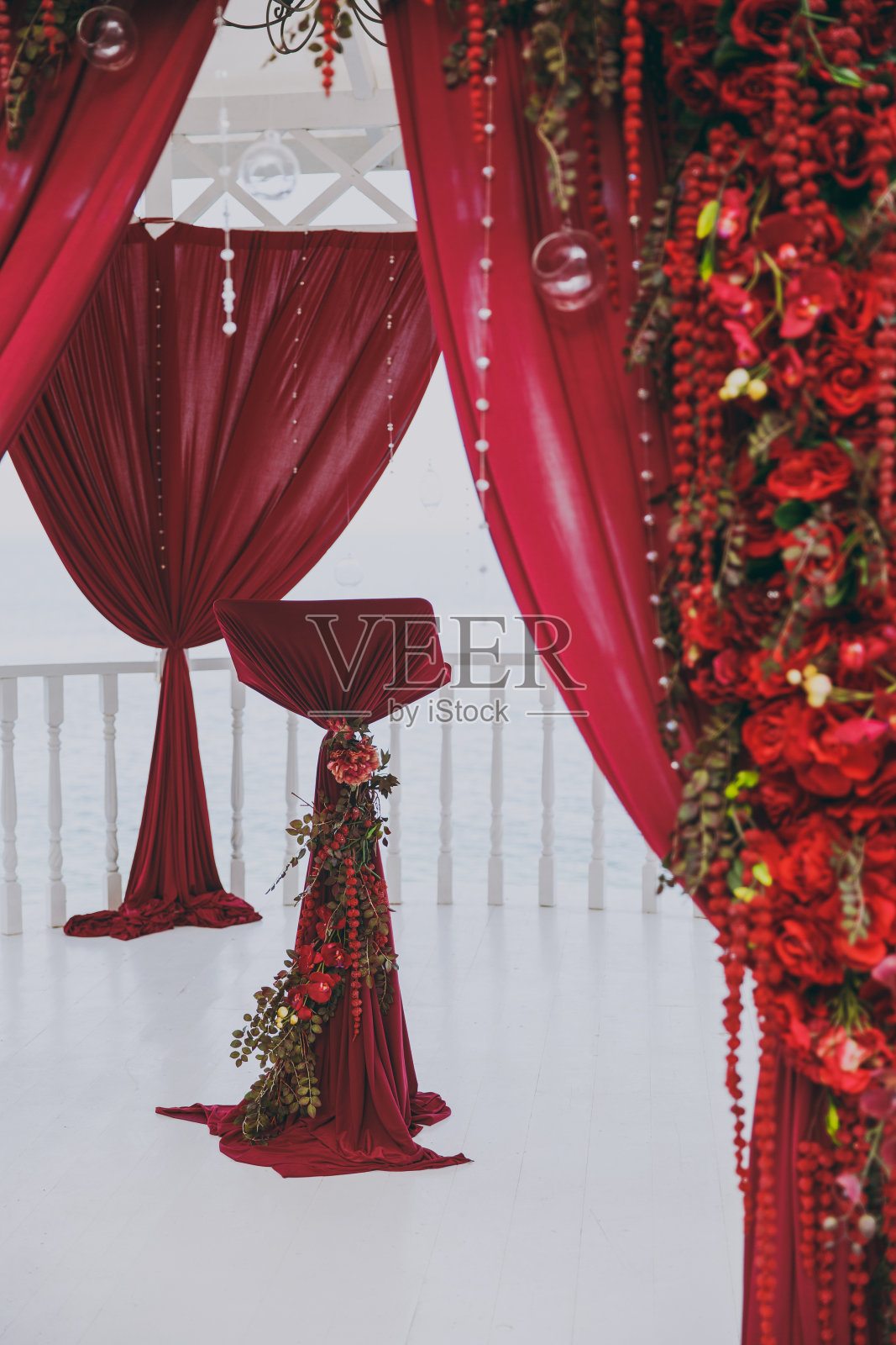 最初的婚礼花卉装饰，以迷你花瓶和花束的形式悬挂在天花板上照片摄影图片