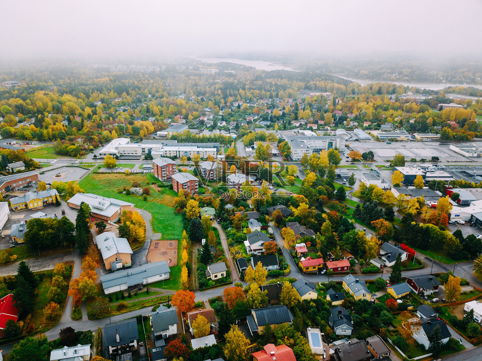 田园诗般的秋日图尔库城(芬兰)笼罩在晨雾之中照片摄影图片