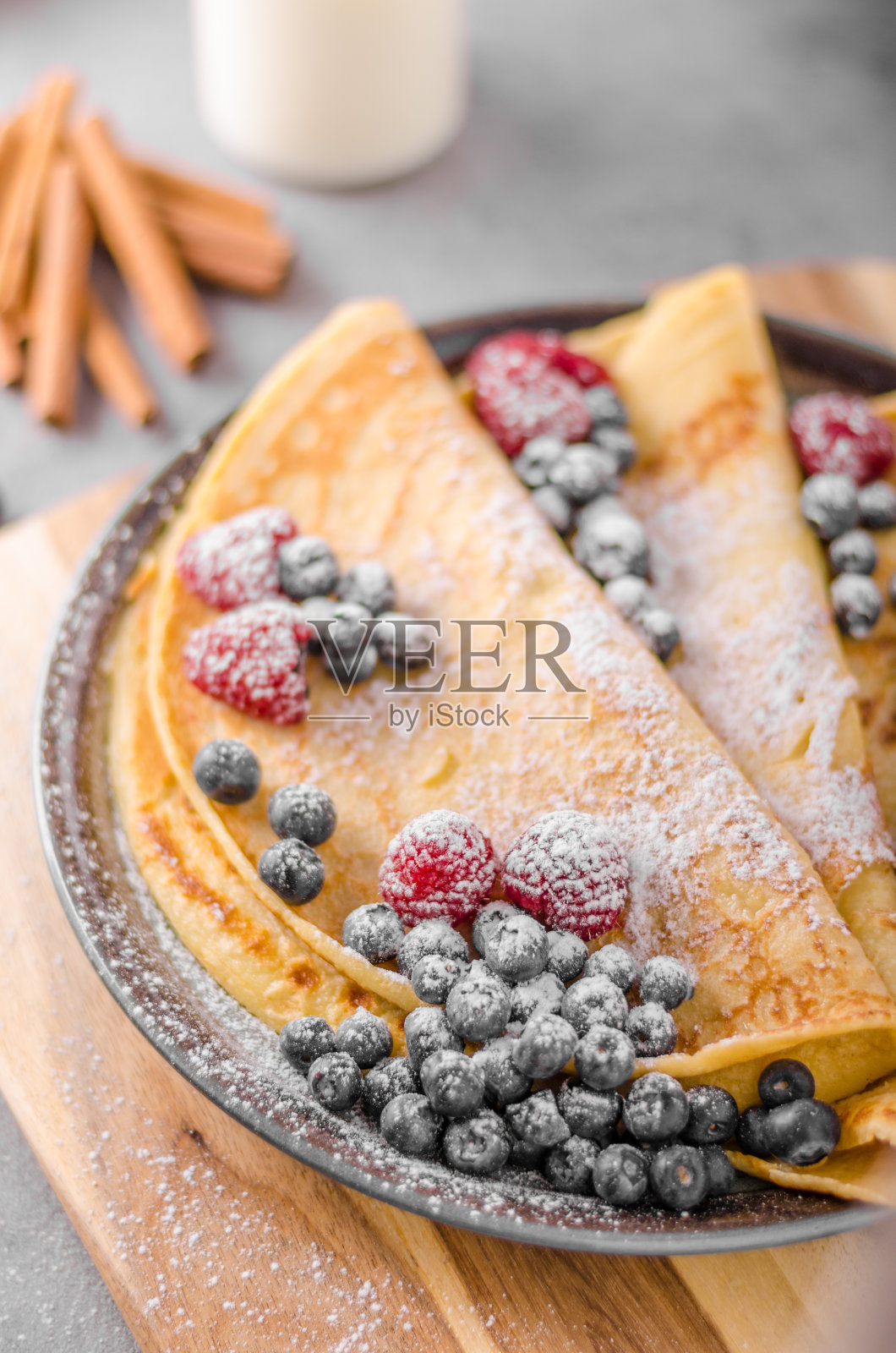 肉桂煎饼配蓝莓照片摄影图片