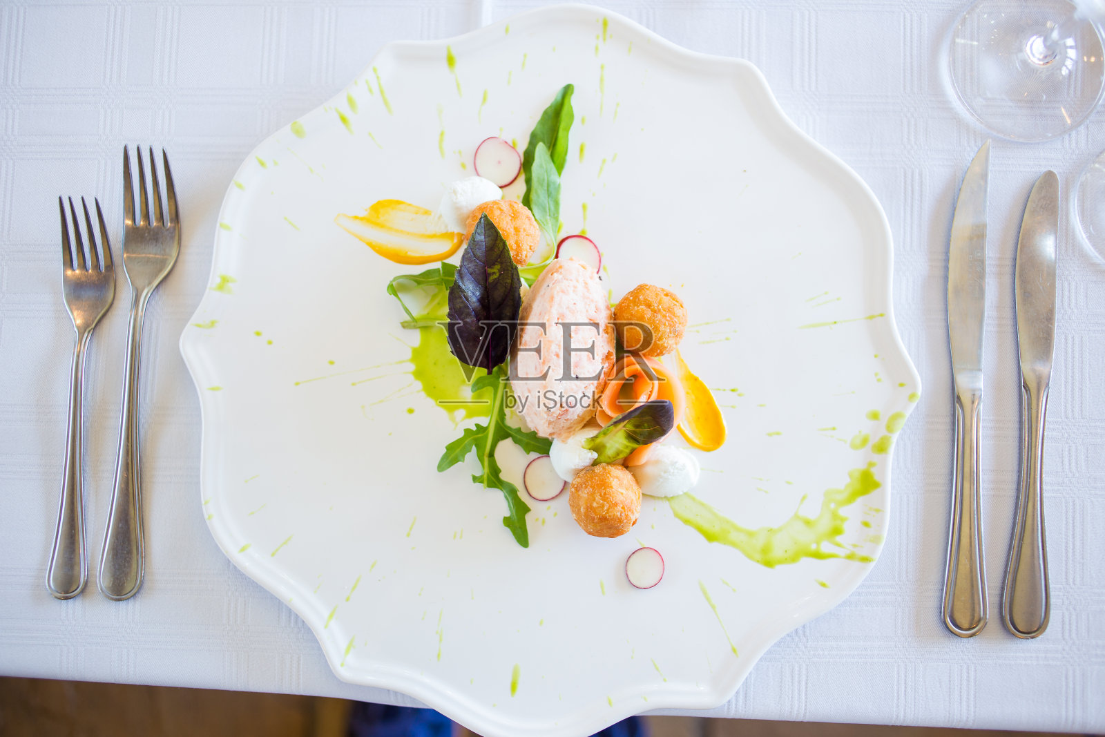 美食餐厅的三文鱼馅饼。照片摄影图片