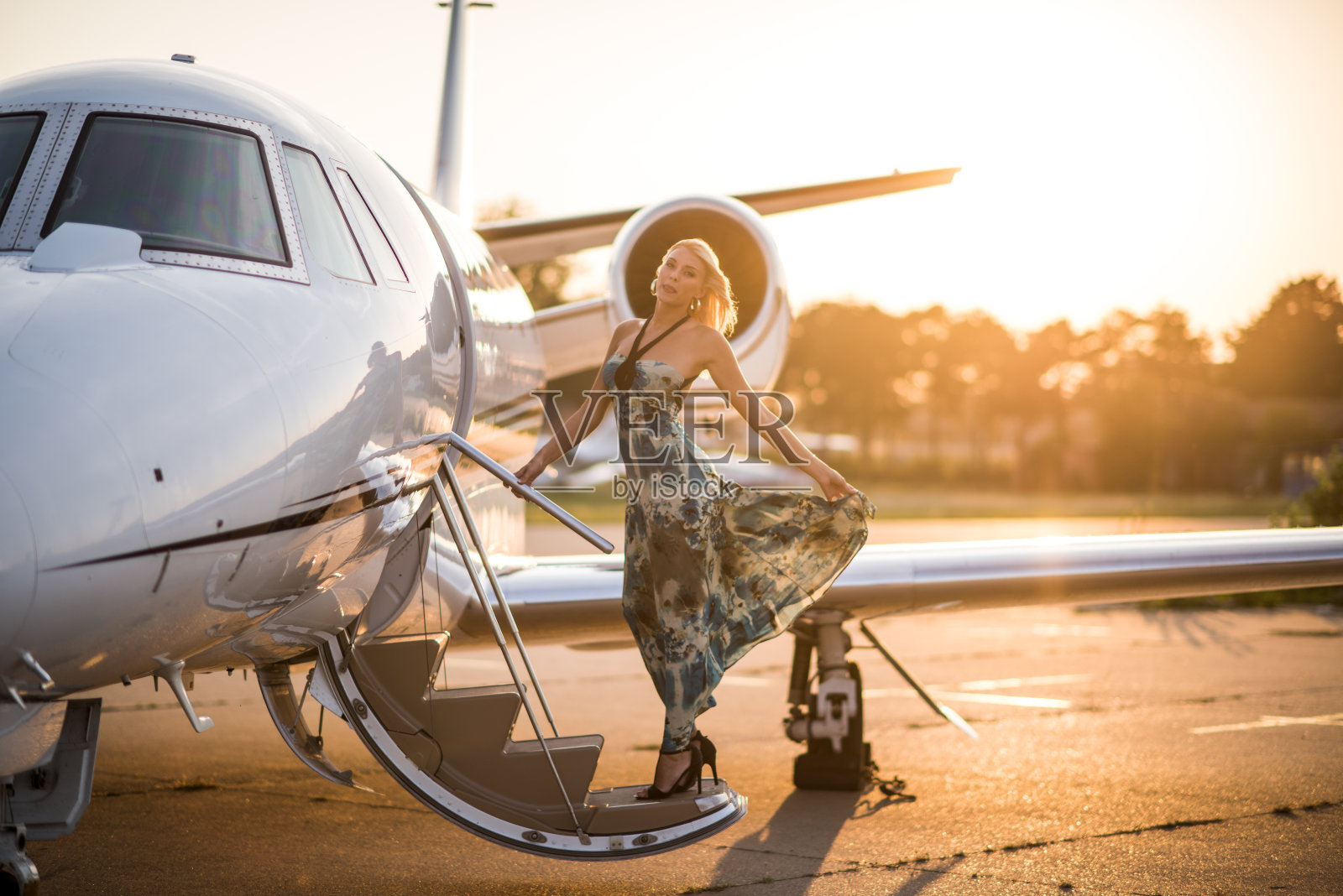 女人进入飞机照片摄影图片