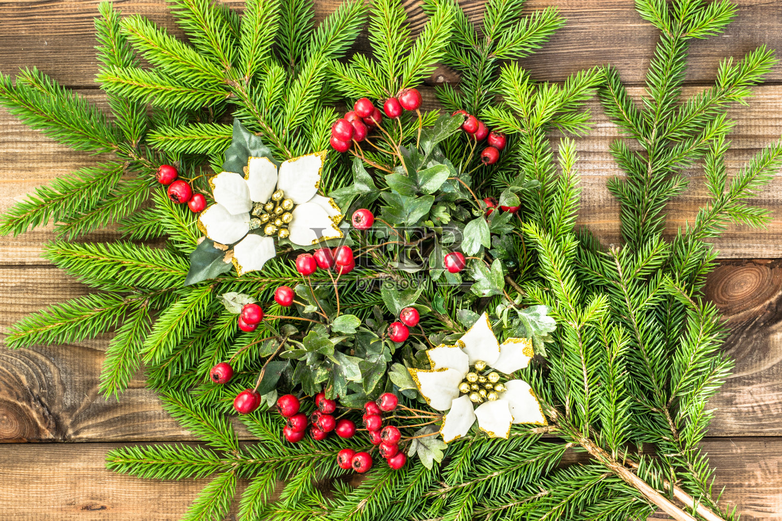 圣诞装饰在冷杉树枝上，节日装饰在木制背景上，俯视图照片摄影图片