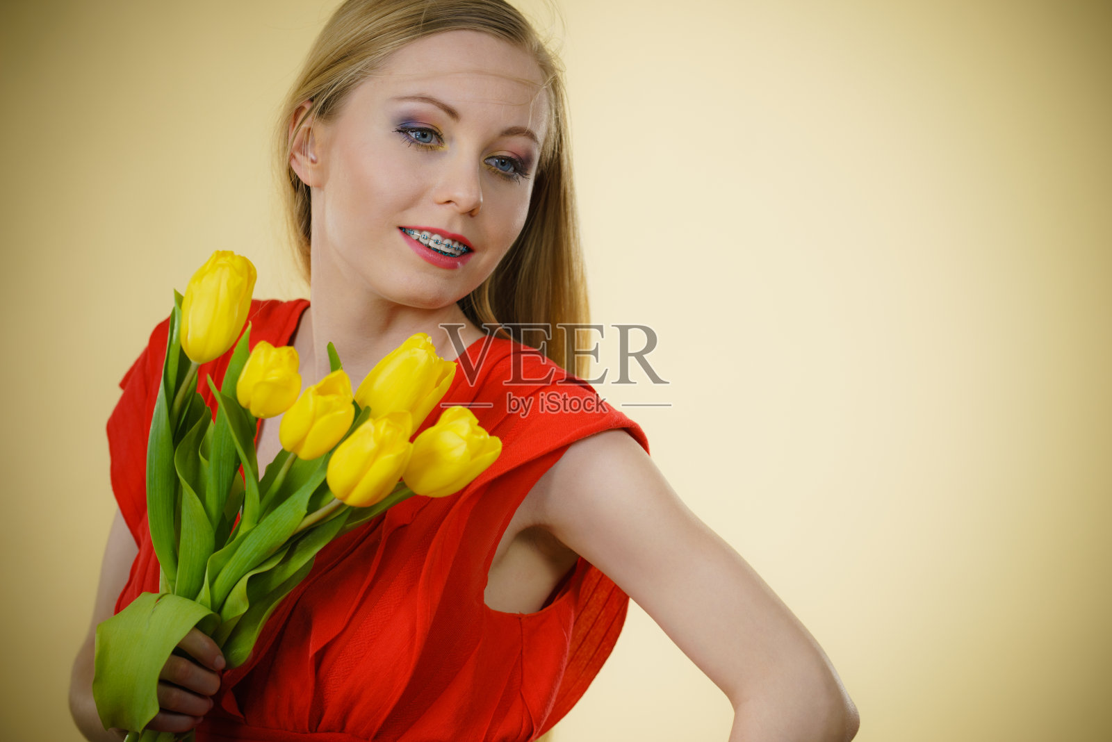带着黄色郁金香束的漂亮女人照片摄影图片