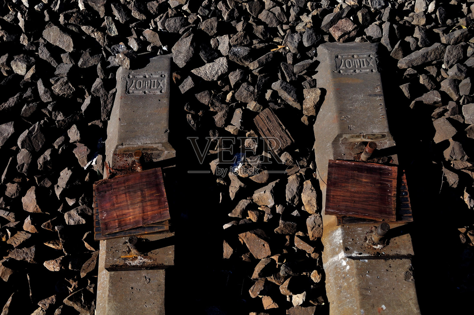 老旧的铁轨照片摄影图片