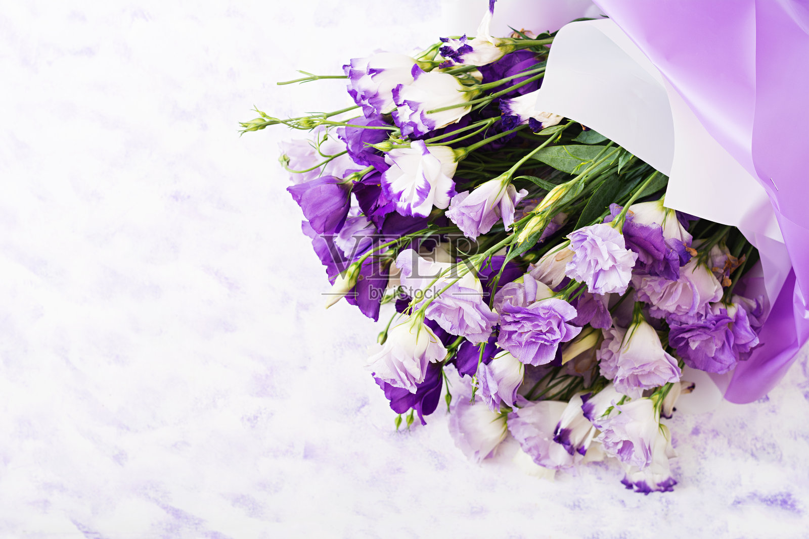 美丽的花束混合白色，紫色和紫色的口气孔。照片摄影图片