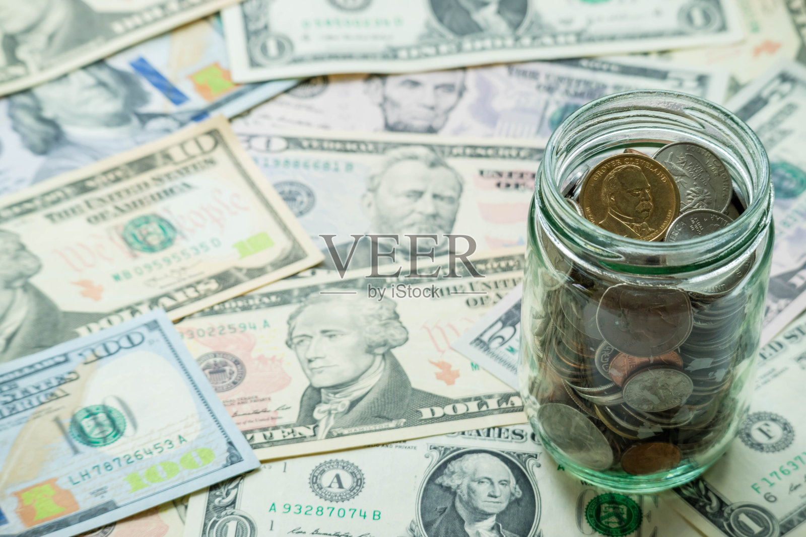 美元硬币罐中钞票背景，储蓄投资理念照片摄影图片