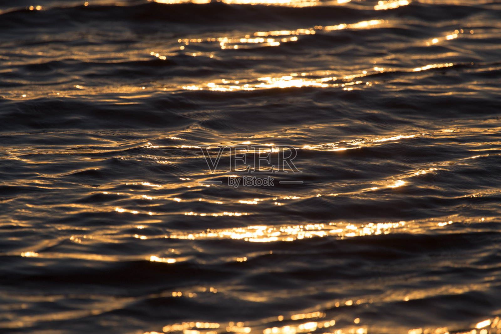 背景水在金色的阳光的光线照片摄影图片