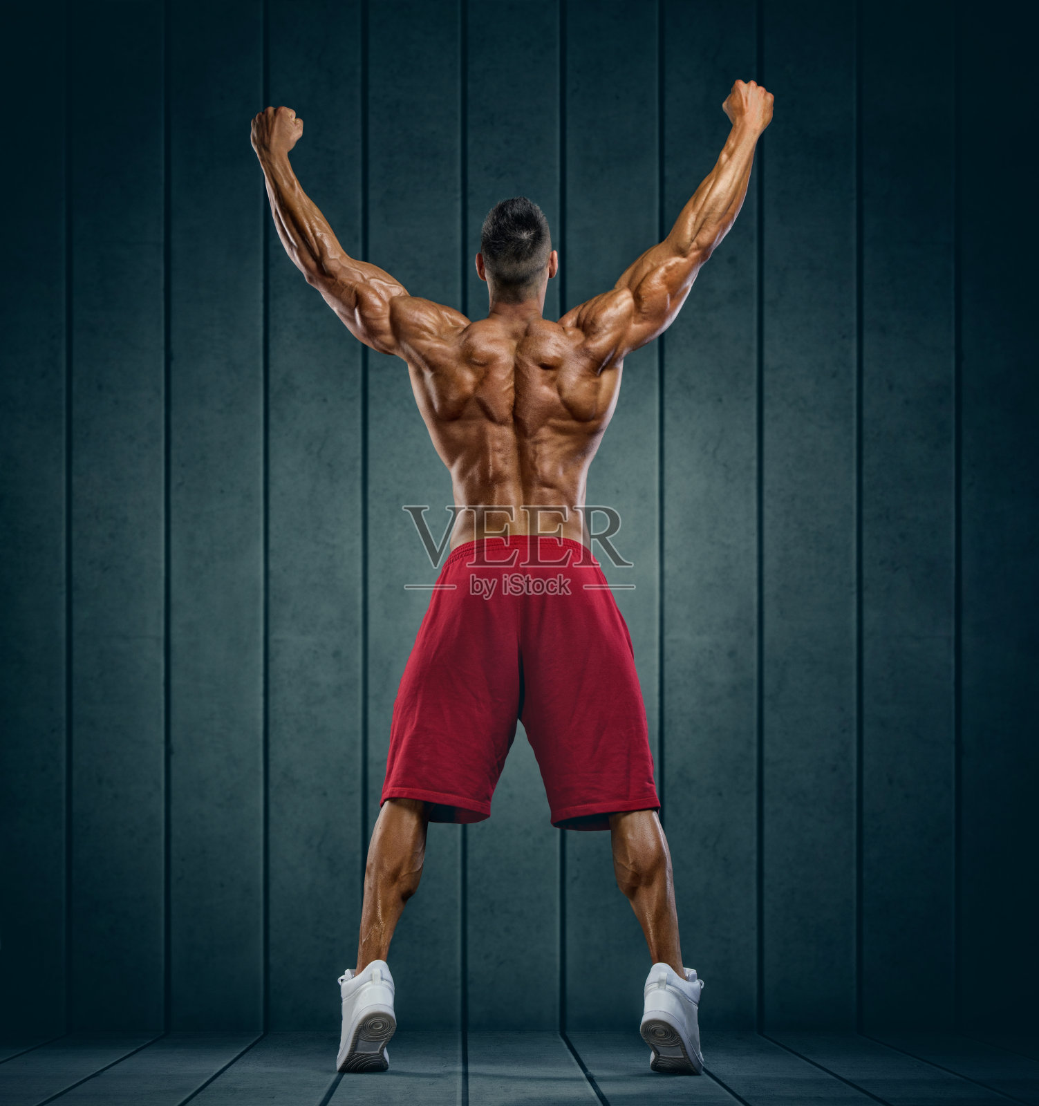 年轻肌肉男伸缩肌肉照片摄影图片