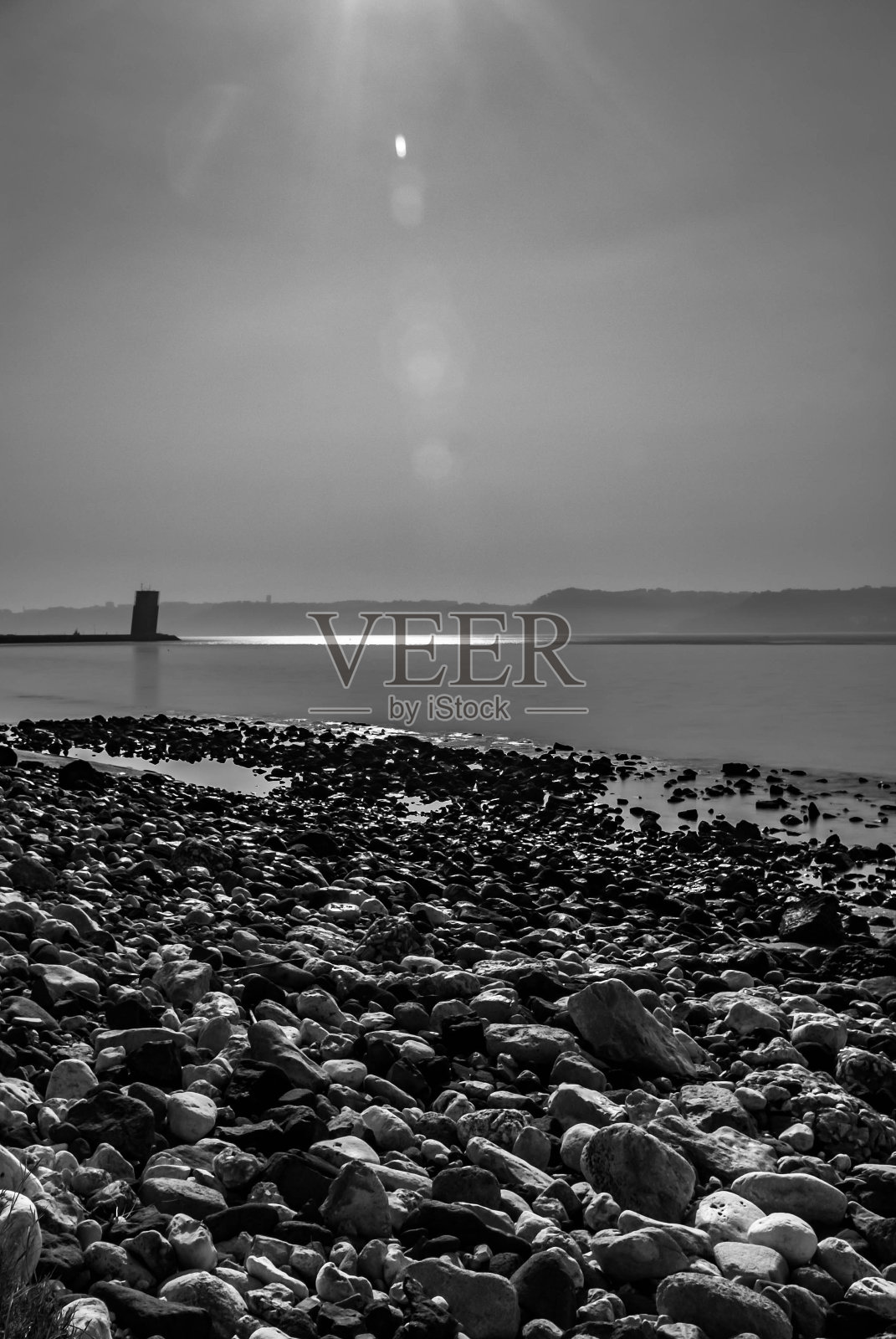 在一个有雾的日子里，大西洋海边的岩石在退潮时呈现出黑色和白色照片摄影图片