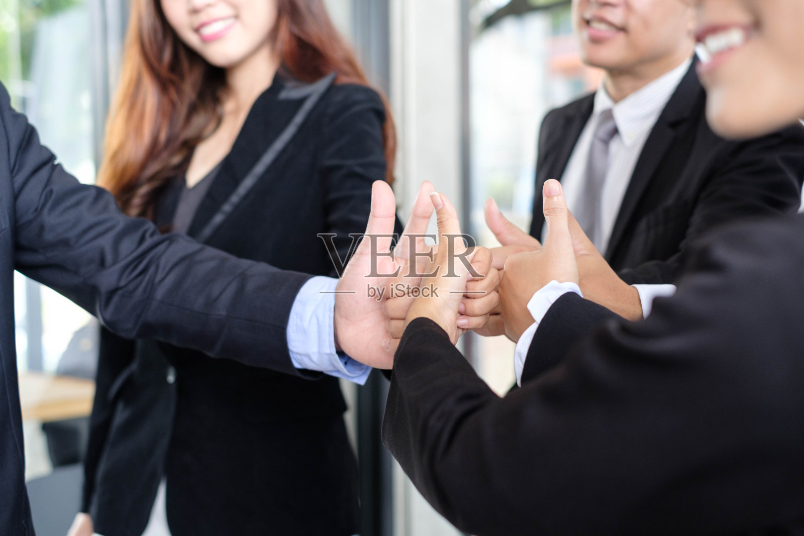 亚洲商界人士在会议时间携起手来与同事一起开拓工作走向成功，商界同仁的团队合作理念照片摄影图片