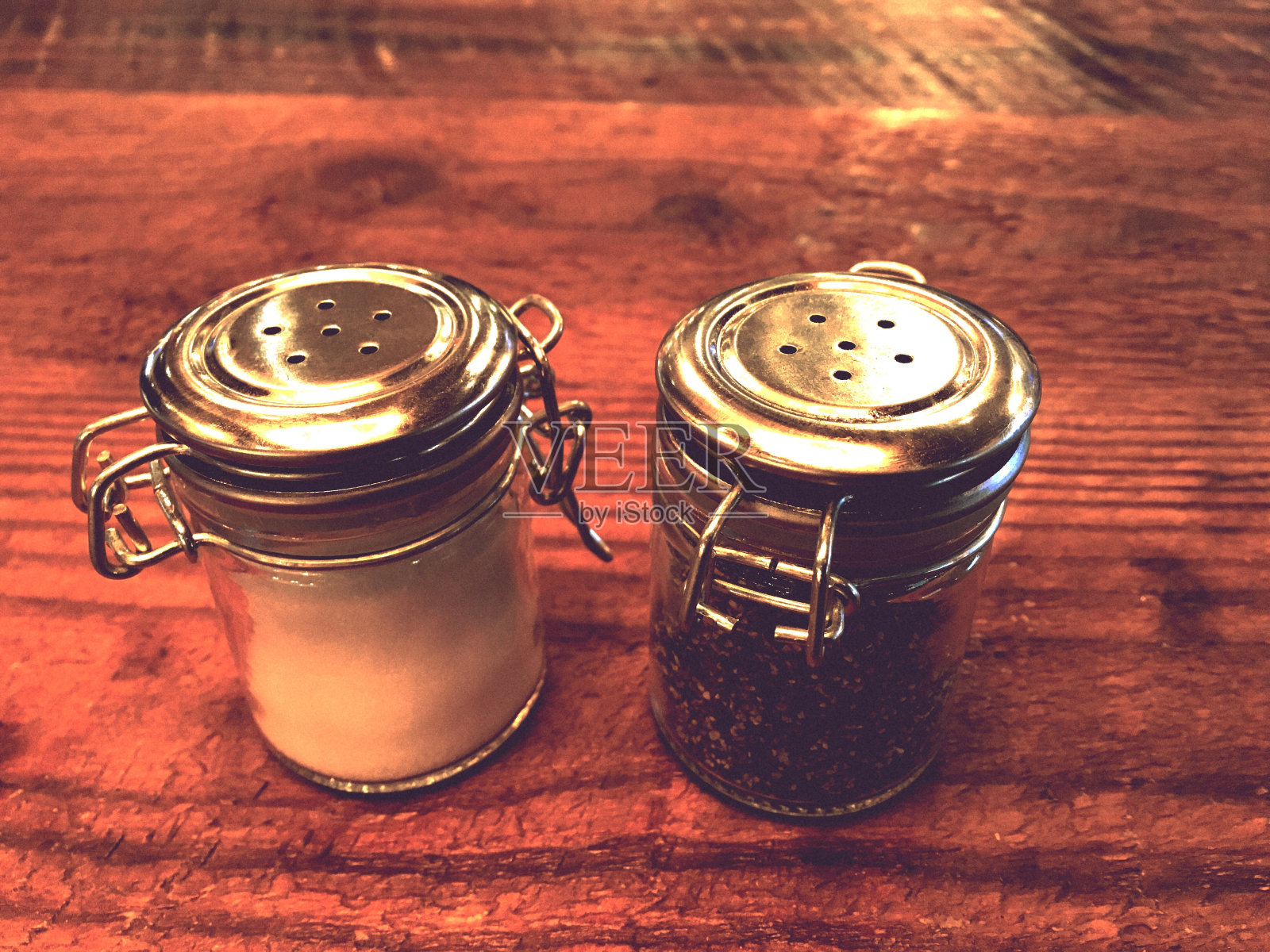 木桌上放盐和胡椒瓶照片摄影图片