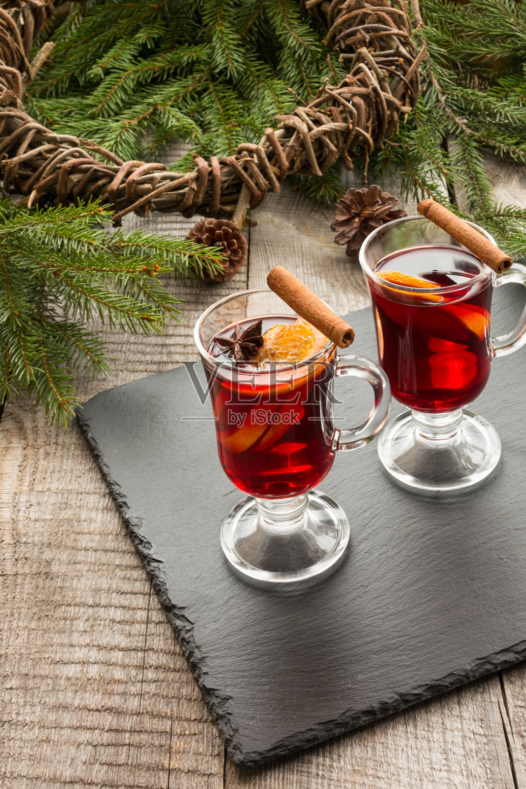 配有肉桂、橘子和圣诞树的圣诞热葡萄酒。关闭了。冬天的传统饮料。照片摄影图片