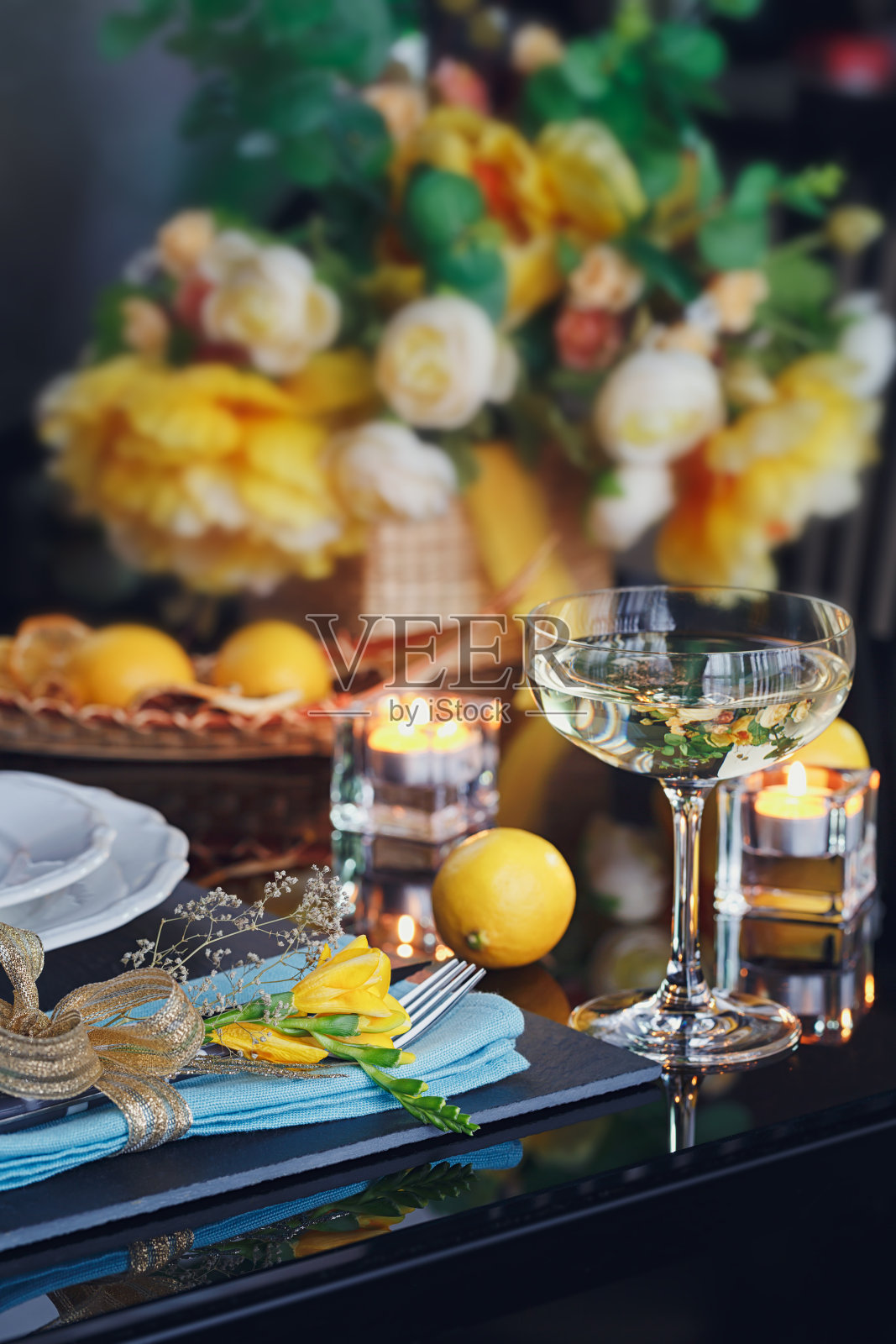 假日装饰的餐桌摆设。照片摄影图片