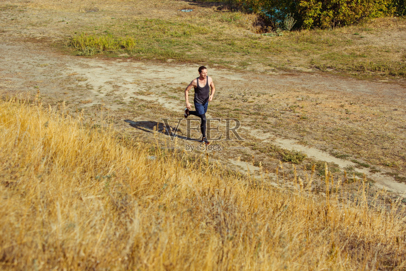 跑步运动。在风景优美的户外奔跑的人。适合肌肉发达的男性运动员训练跑道跑马拉松跑照片摄影图片