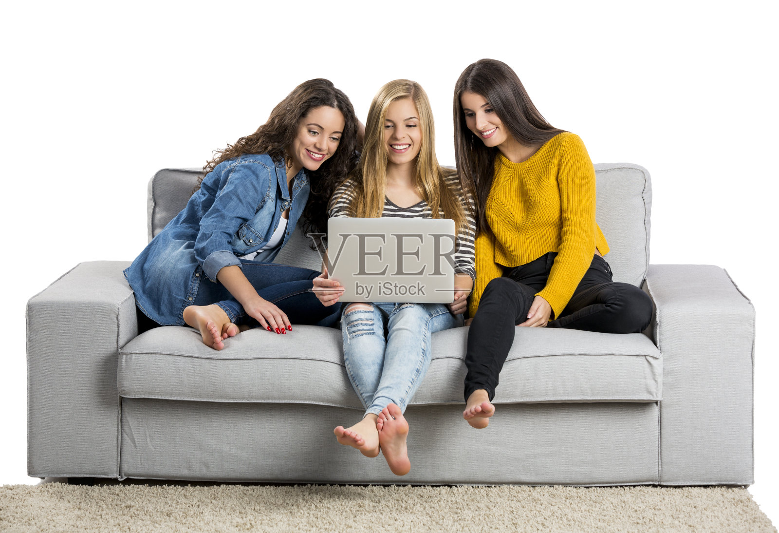 十几岁的女孩在用笔记本电脑照片摄影图片