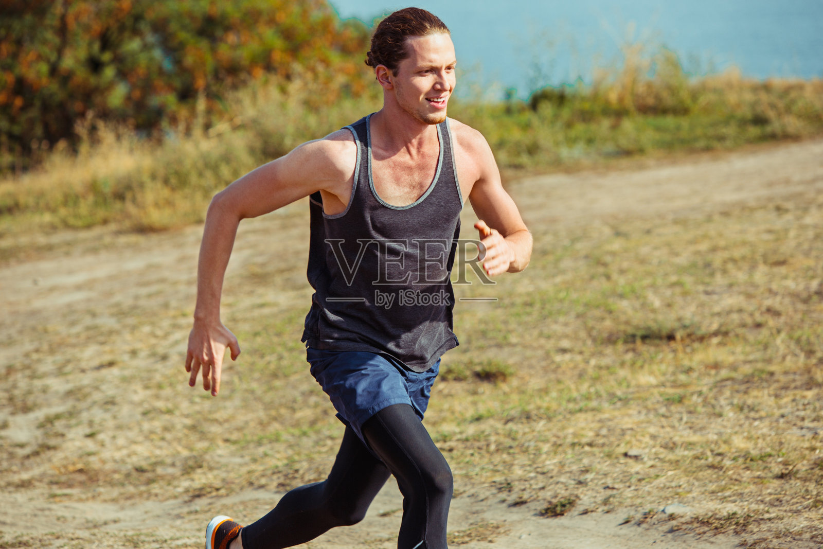 跑步运动。在风景优美的户外奔跑的人。适合肌肉发达的男性运动员训练跑道跑马拉松跑照片摄影图片