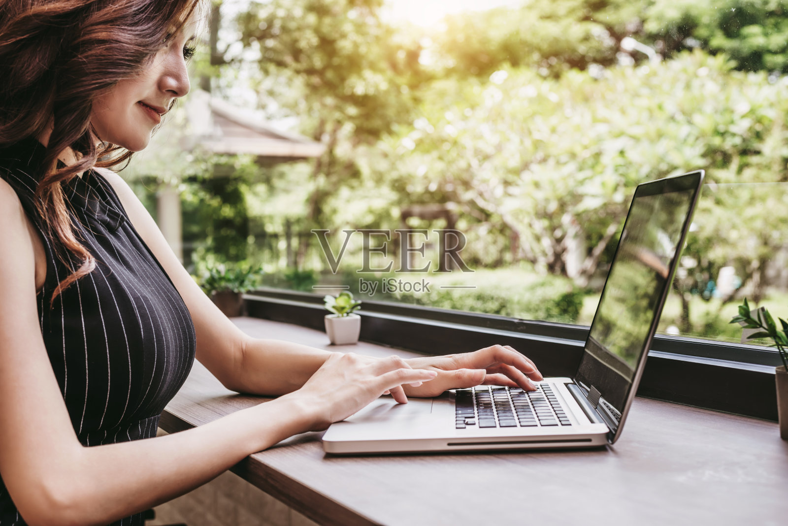 女商人工作和检查电子邮件在咖啡馆的商业概念与复制空间的背景，封面或横幅照片摄影图片