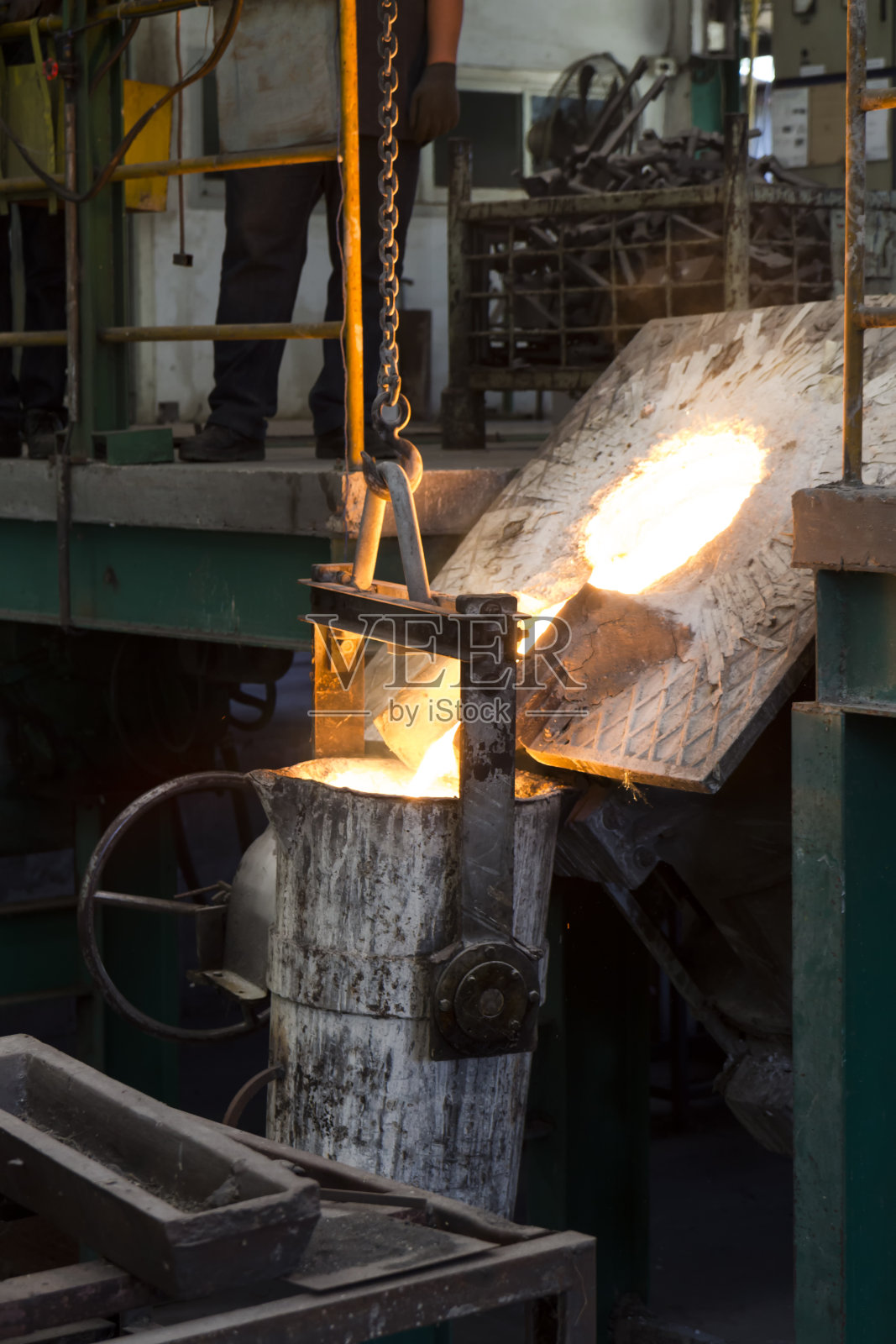 铁水倒入钢包中照片摄影图片