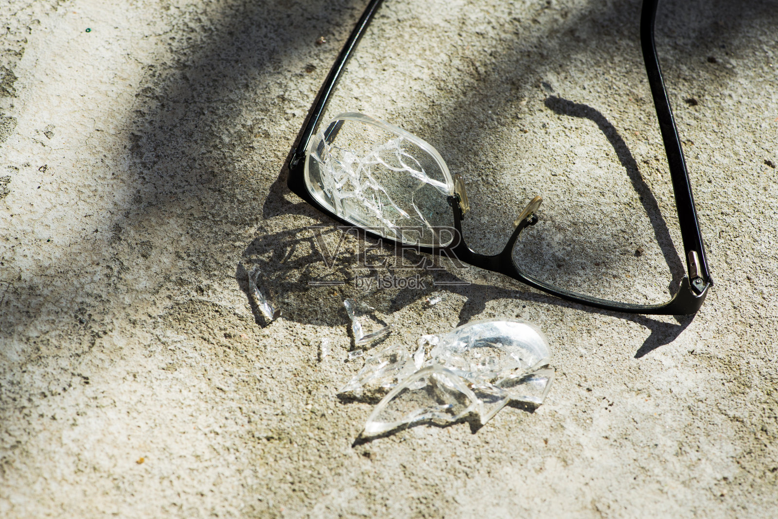 柏油路上的碎玻璃照片摄影图片