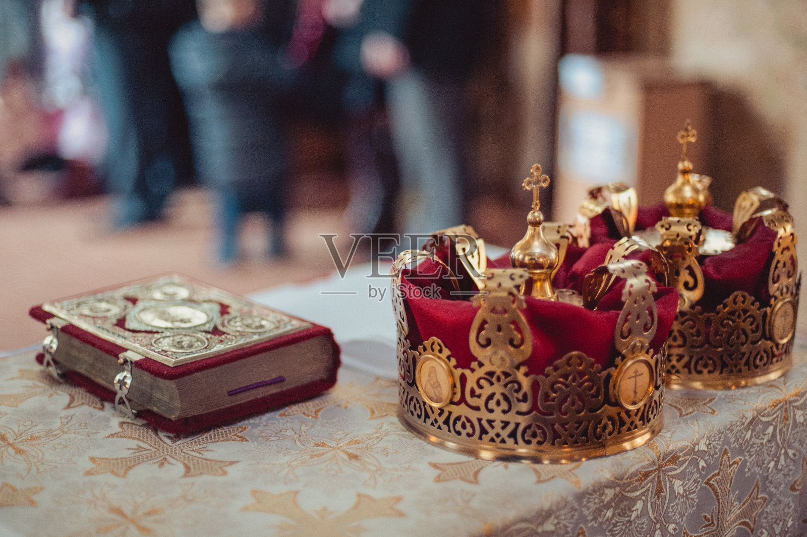 圣坛教堂圣经蜡烛王冠十字架图标照片摄影图片