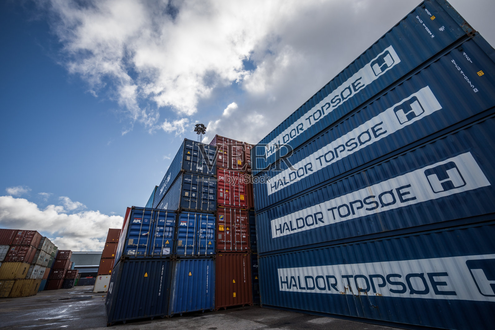 集装箱在诺德哈芬-哥本哈根北部港口，丹麦照片摄影图片