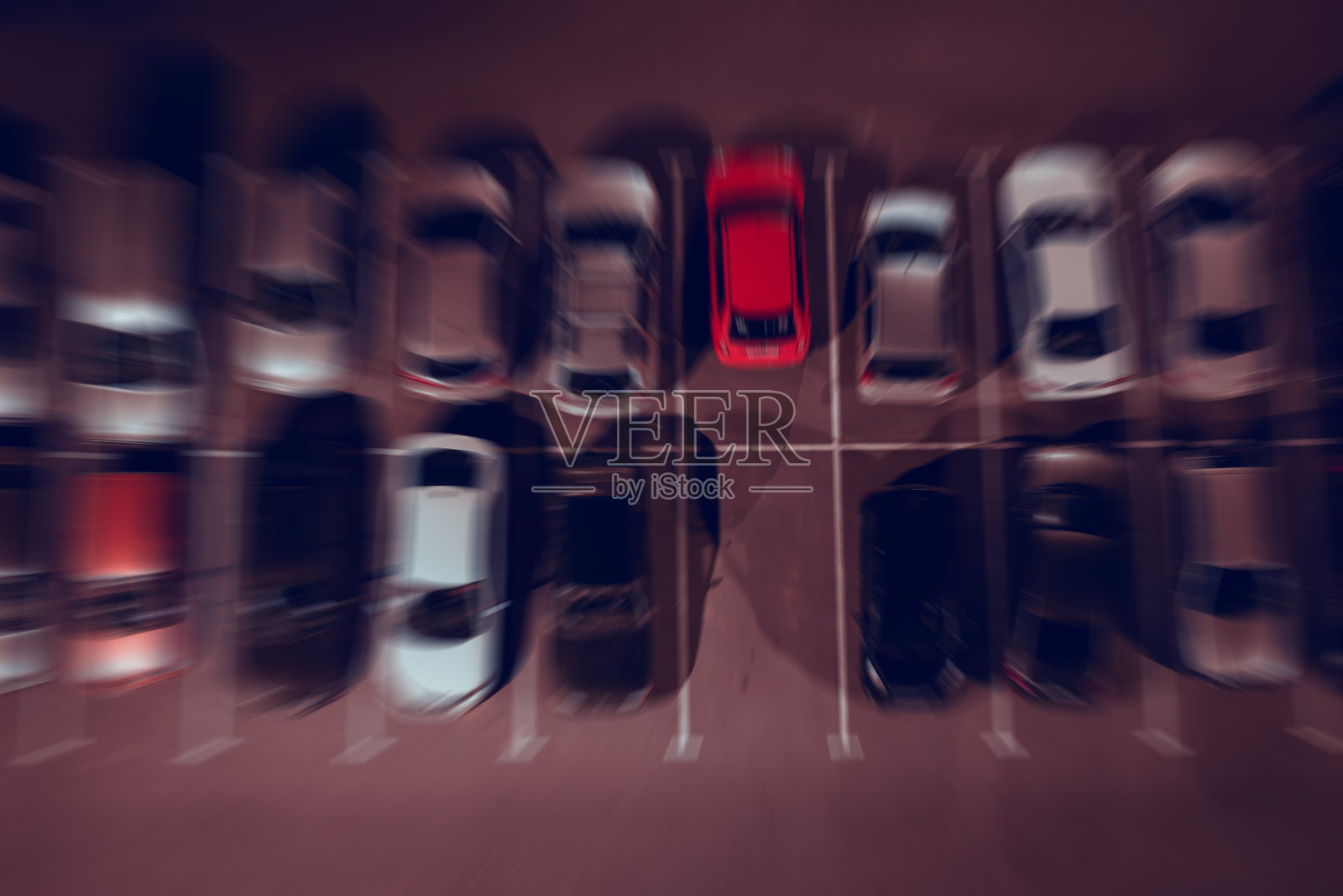 夜间成排停车，高角度视角，抽象模糊背景。照片摄影图片