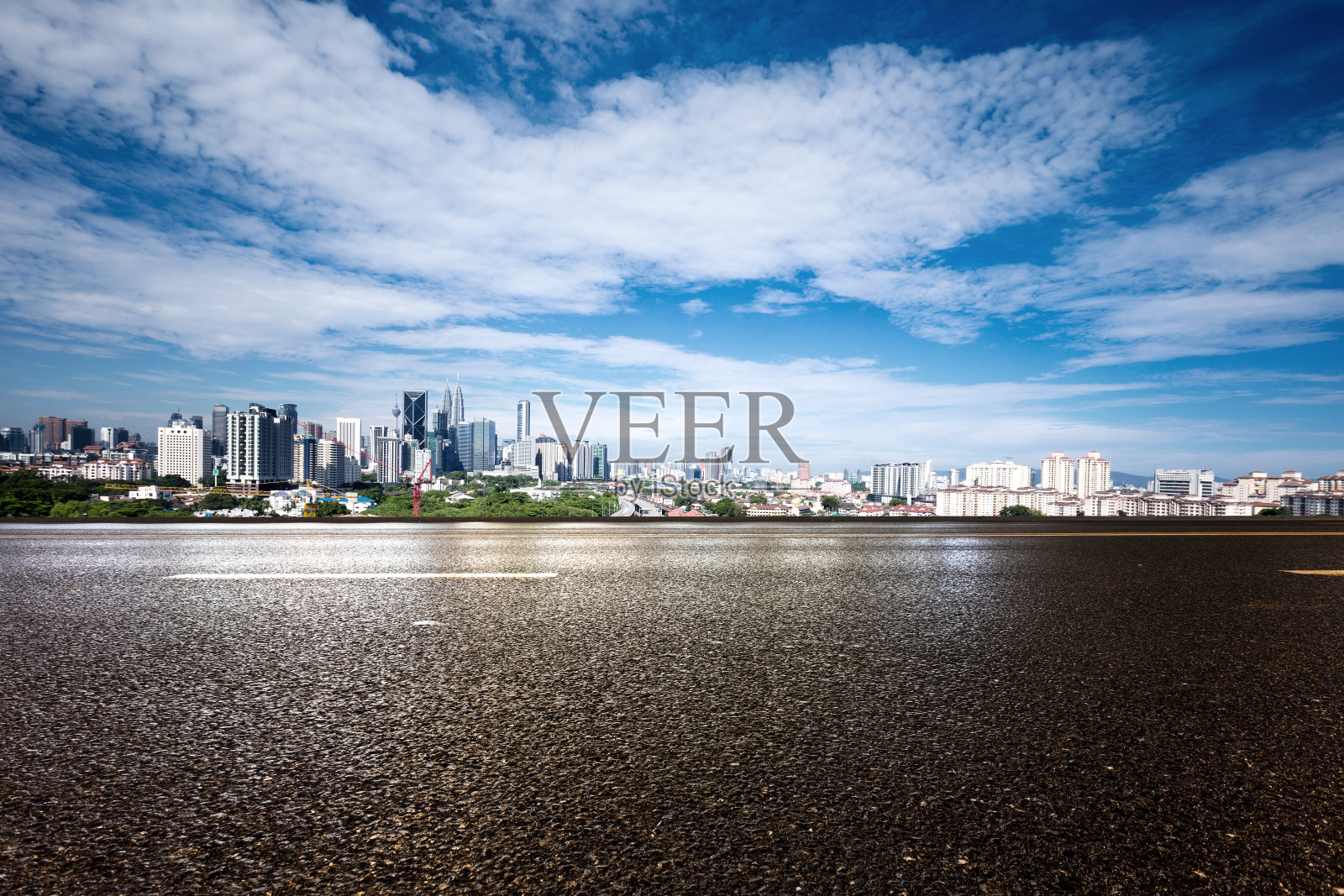 空旷的柏油路与现代城市景观照片摄影图片