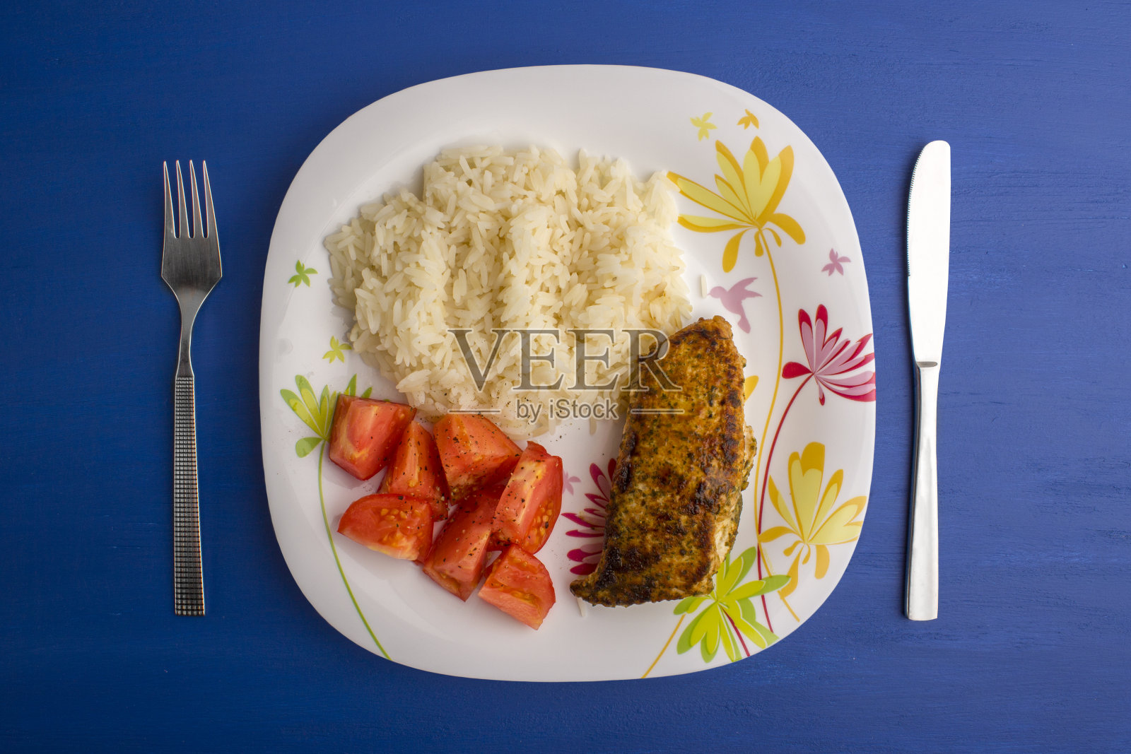 一块炸火鸡配米饭和西红柿照片摄影图片