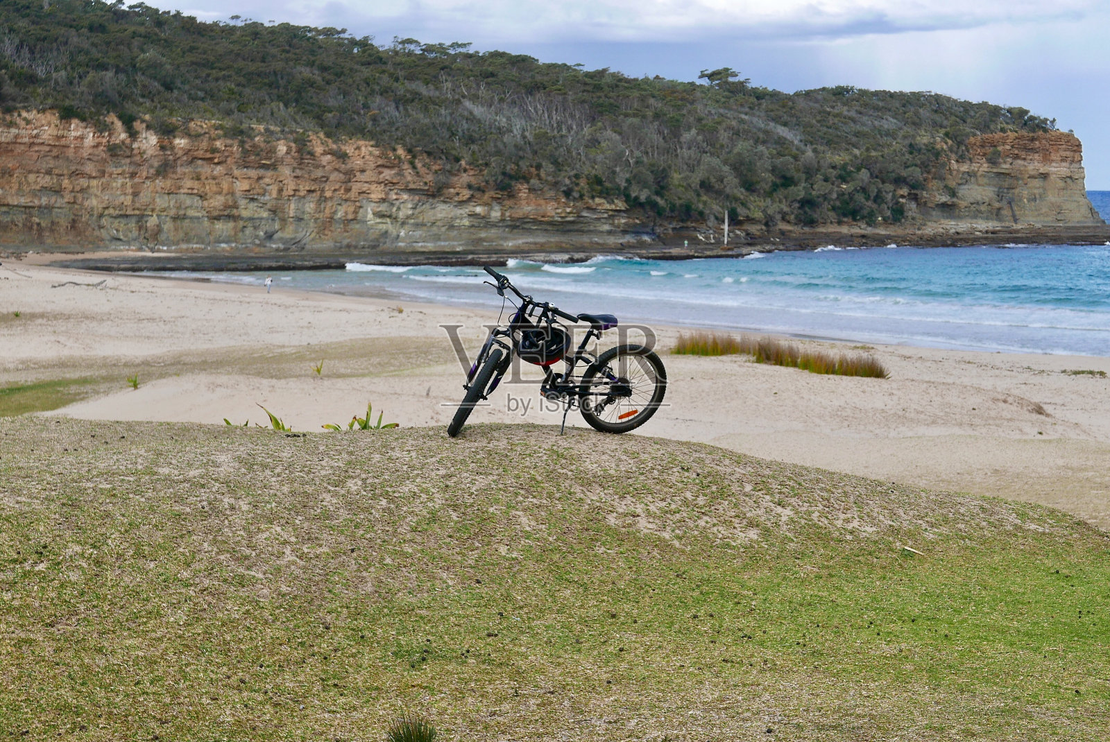 在海边骑车照片摄影图片