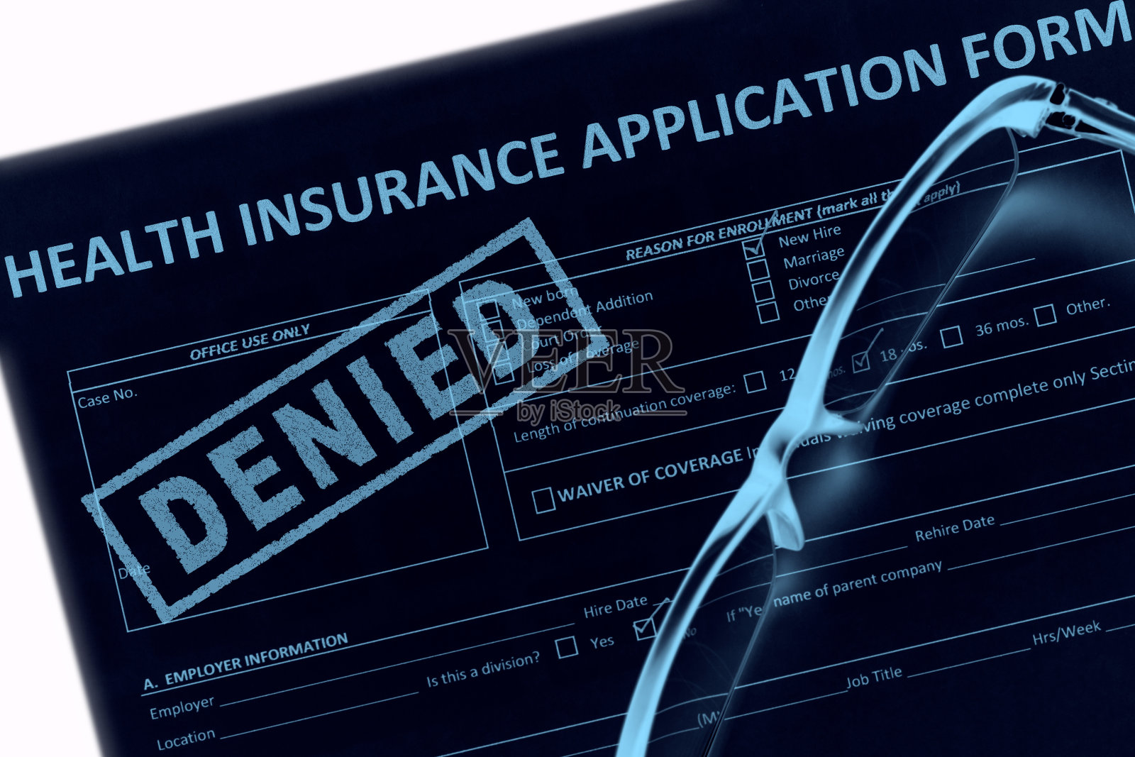 健康保险申请书上的蓝色x光片(扫描以获得投保概念)照片摄影图片