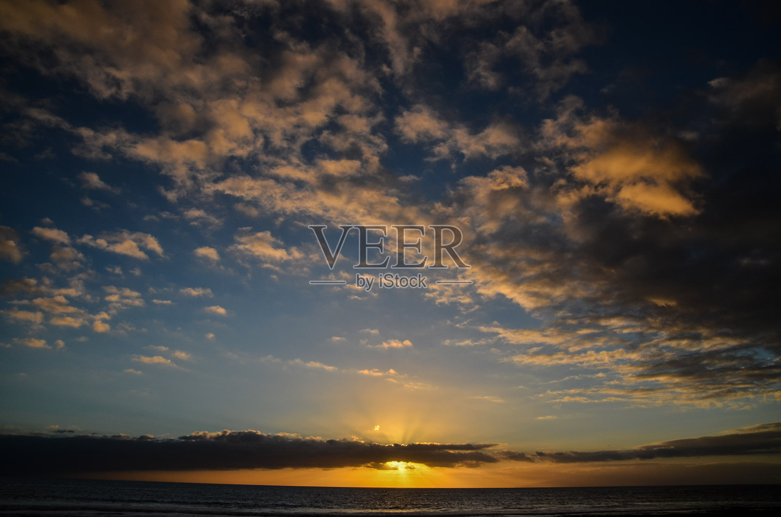 日落时的彩云照片摄影图片