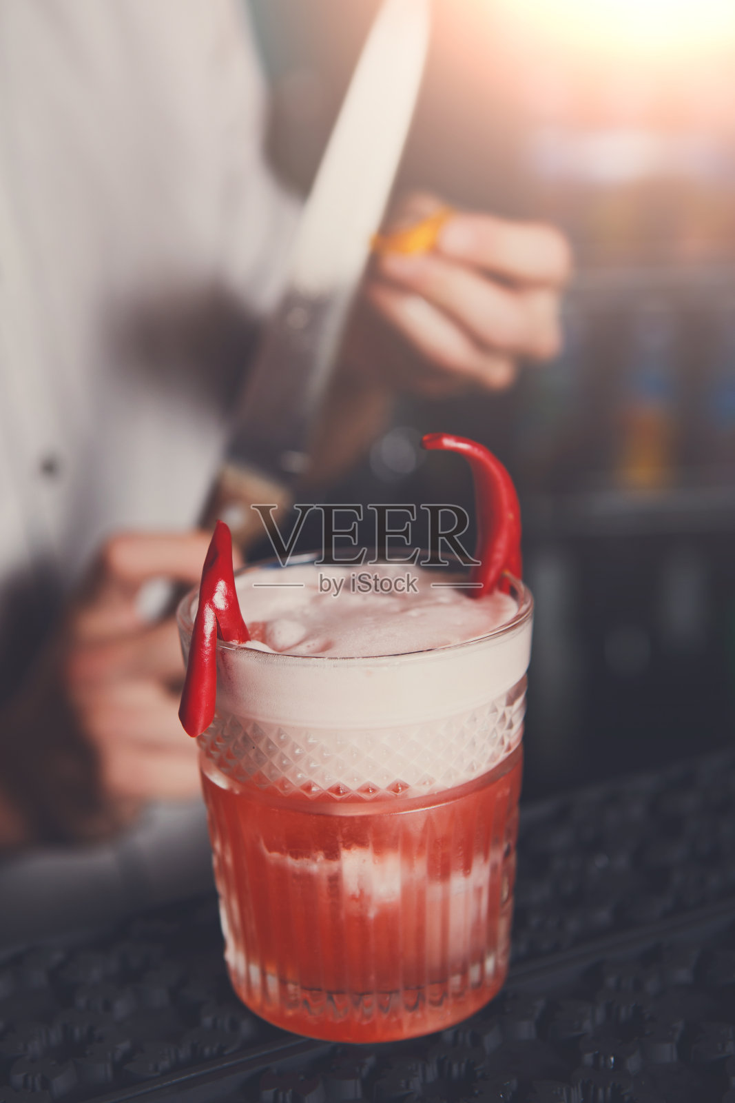 创意辛辣鸡尾酒在酒吧背景照片摄影图片